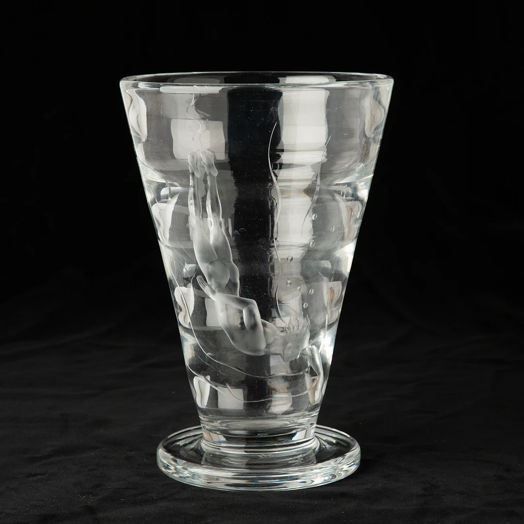 VICKE LINDSTRAND. Vas, "Pärlfiskaren", Optikblåst glas, Orrefors