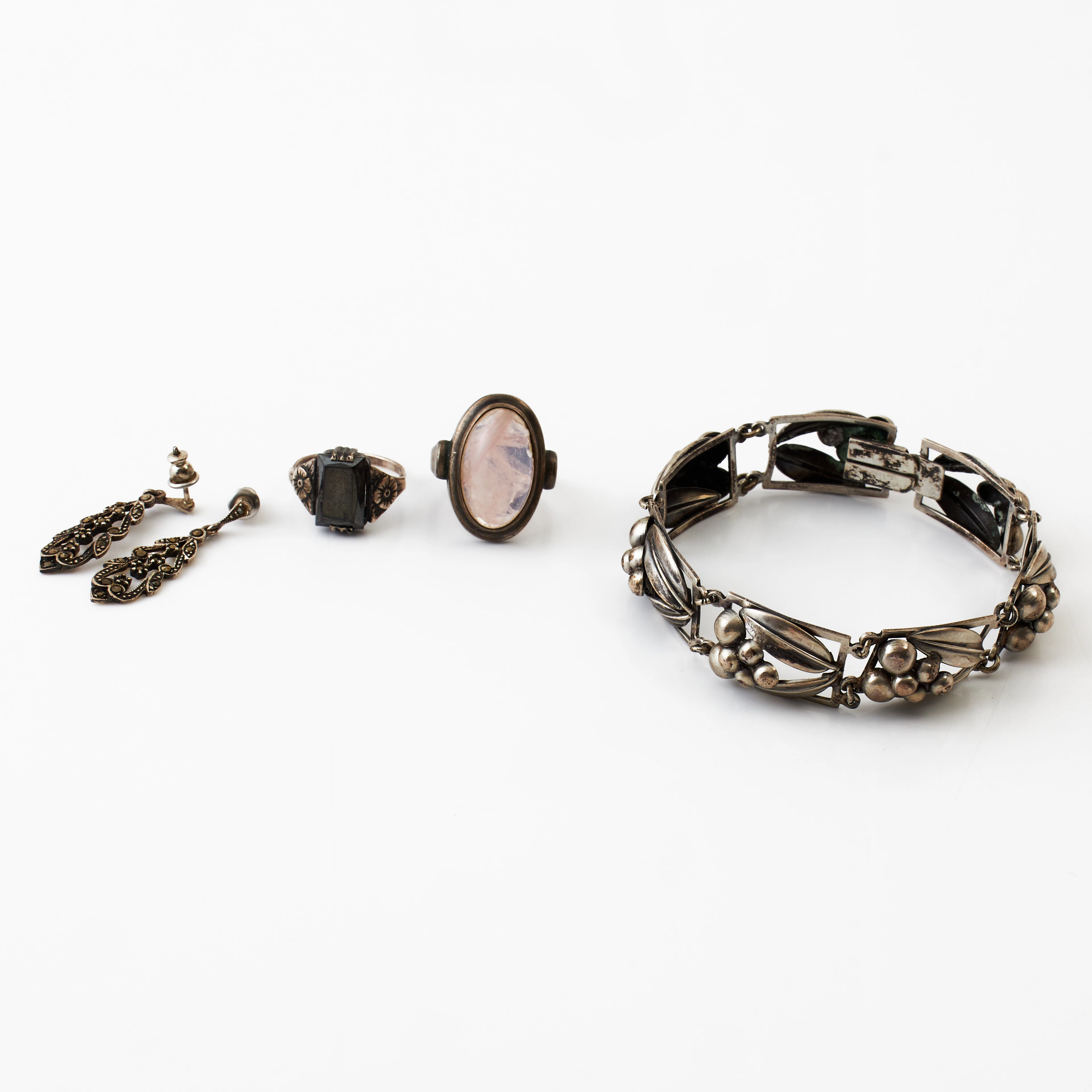 ARMBAND, 7 rektanglar med dekor av stiliserade blommor, Pinco Förening