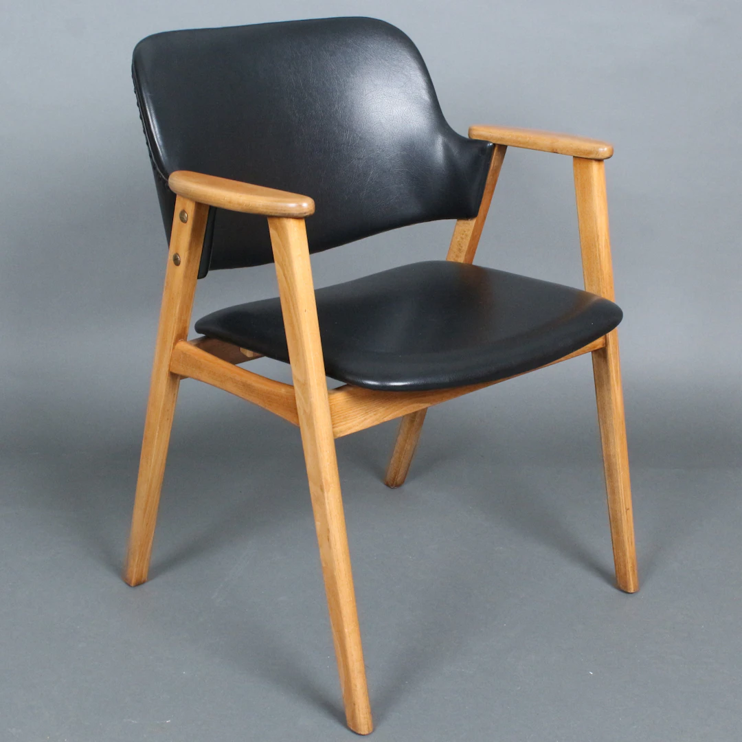 AB KLAES GUSTAVSSON. Armlehnstuhl der 1960er, Eiche, Kunstleder, Schweden.