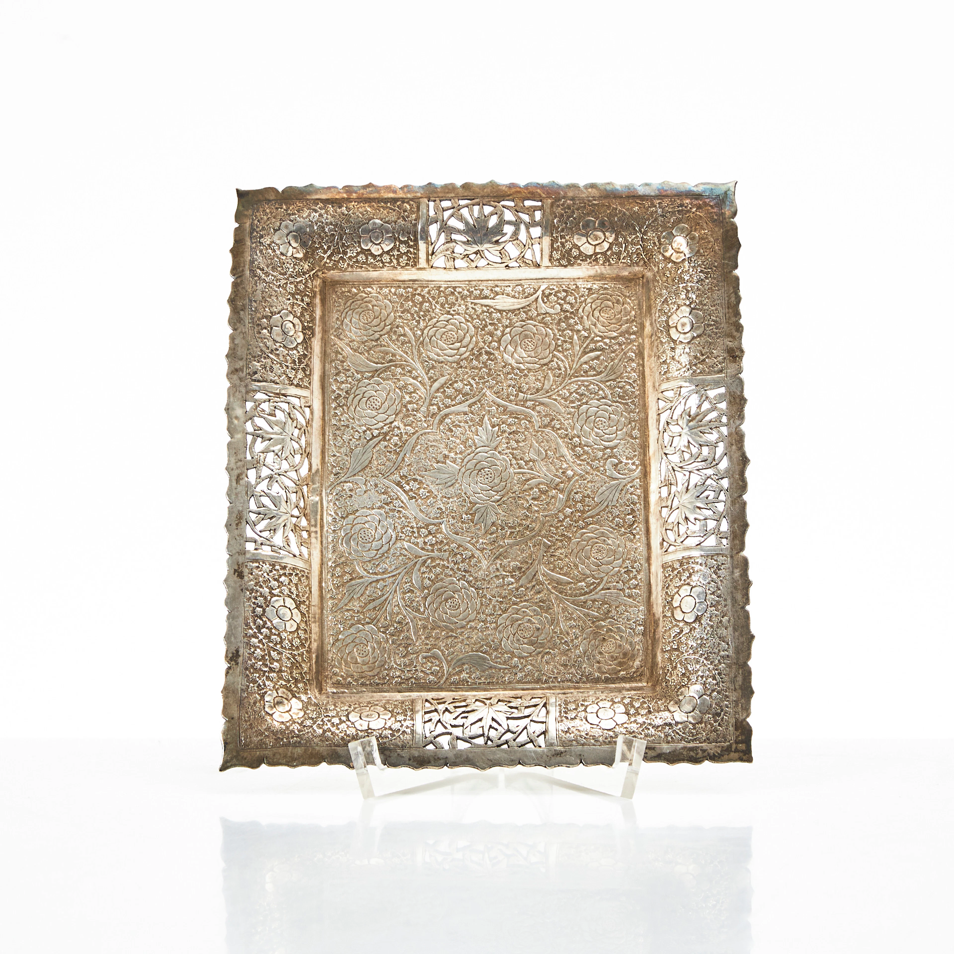 FAT, troligen underhaltigt silver, persiskt, 1900-tal, dekor av växter.