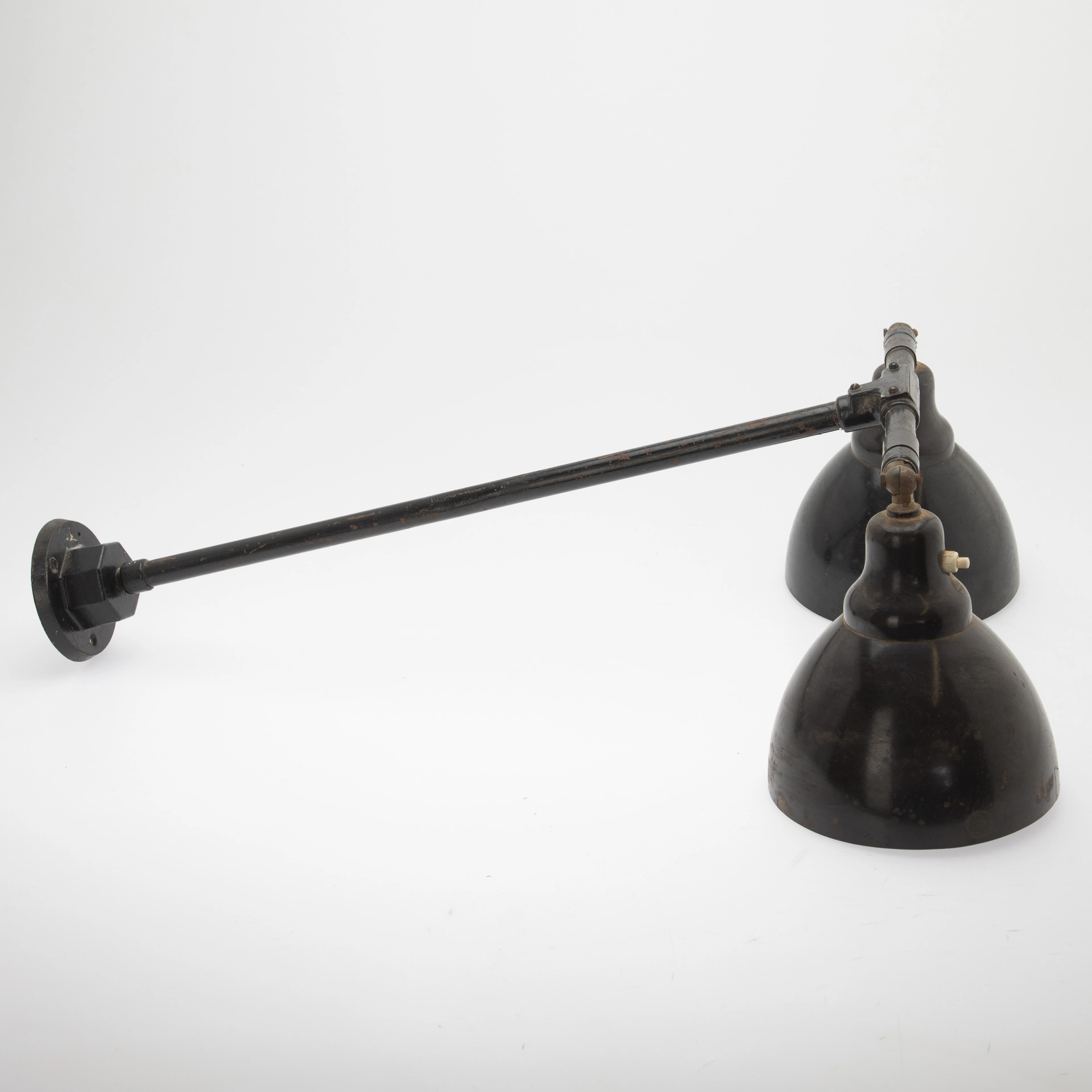 Schwarze Industrie Doppel-Wandleuchte im Bauhaus Stil, wohl 1950er Jahre.