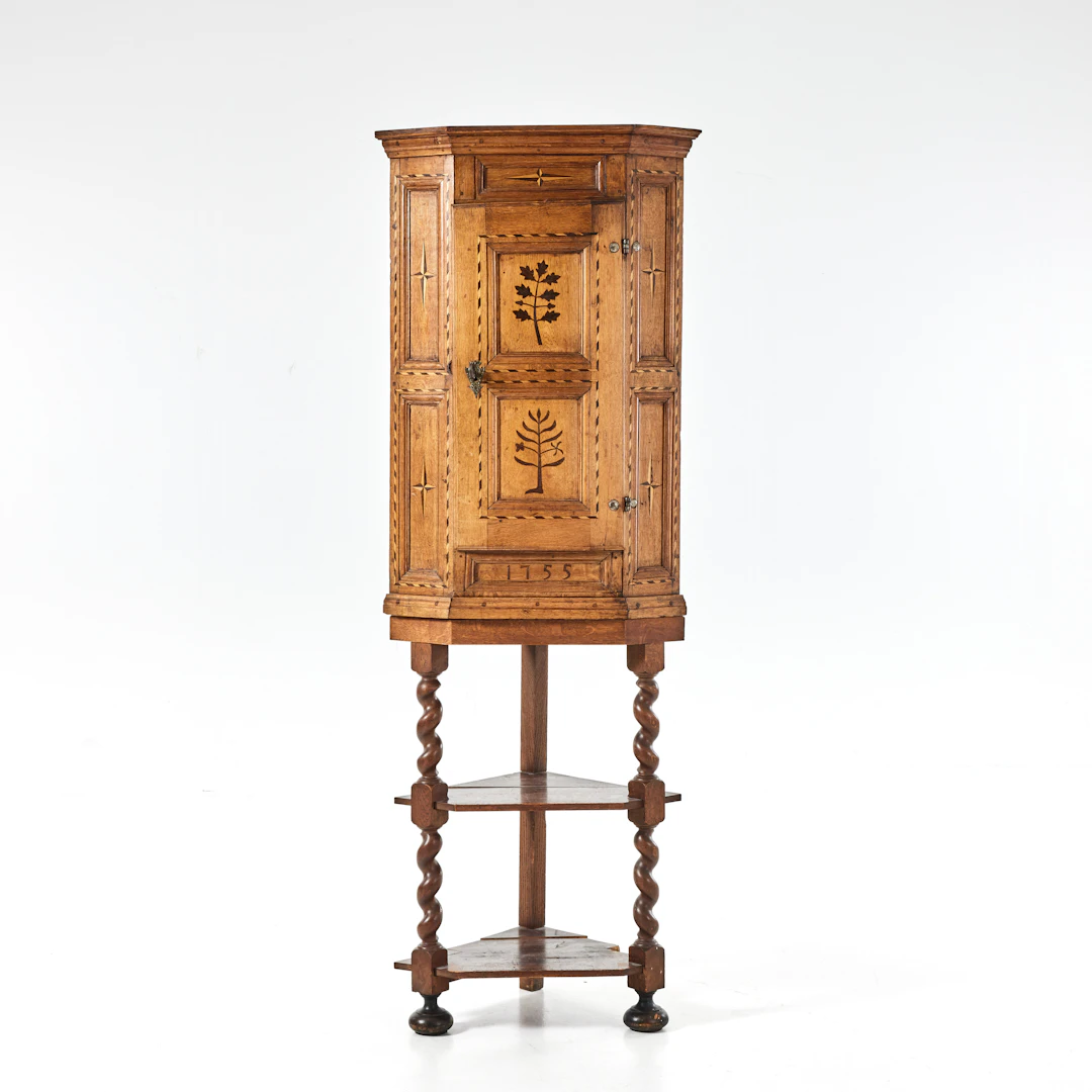 HÖRNSKÅP, daterad 1755, barock, ek, intarsia dekor.