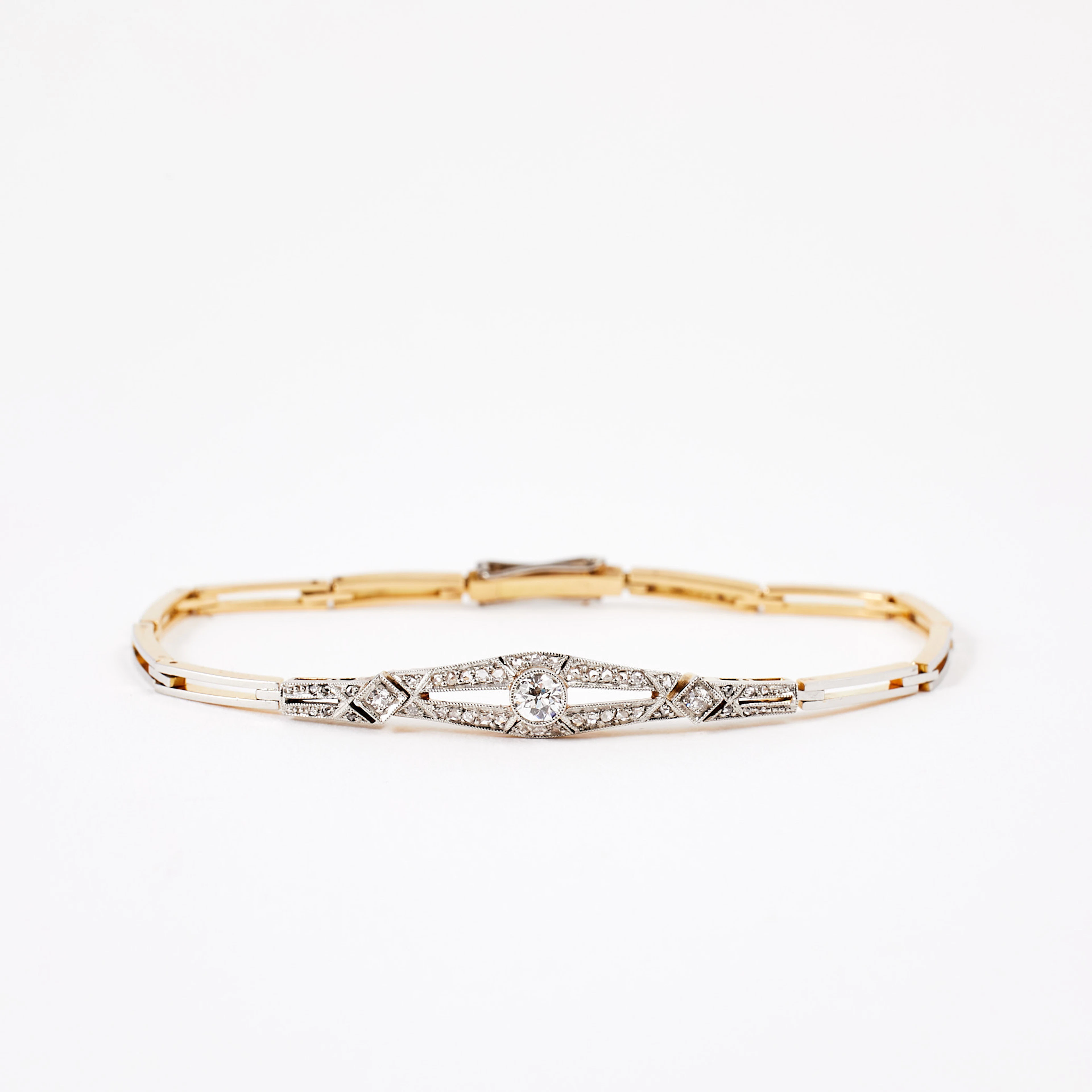 ARMBAND, guld/platina, omkring år 1900, 3 gammalslipade diamanter