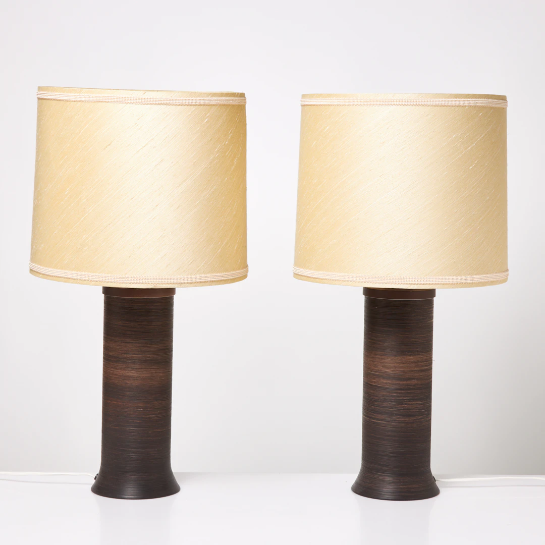 BORDSLAMPOR. 1 par, lampfot i hårdplast, AB Stilarmaturer Tranås.