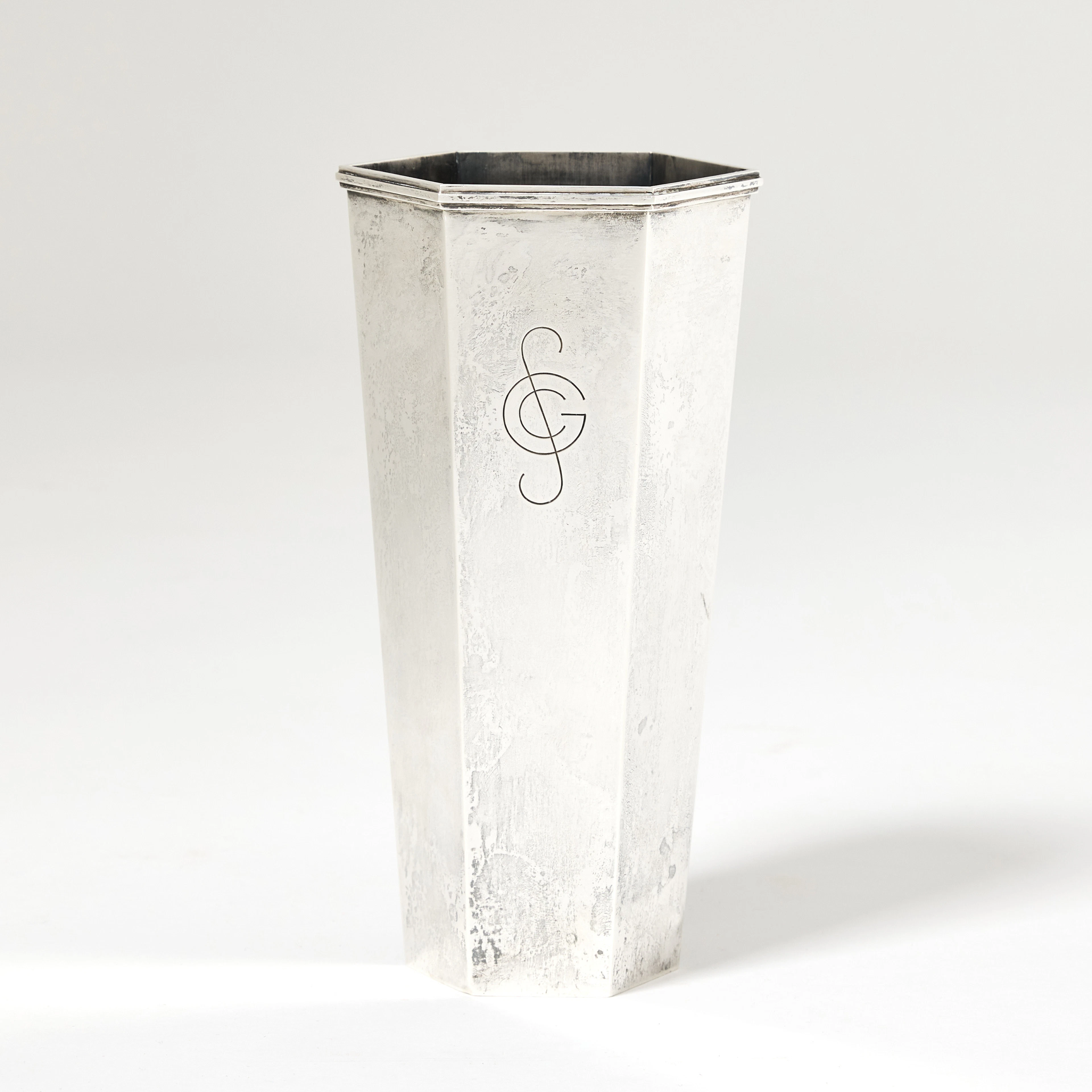 WIWEN NILSSON. Vas, sterlingsilver, hexagonal form, Lund 1960.