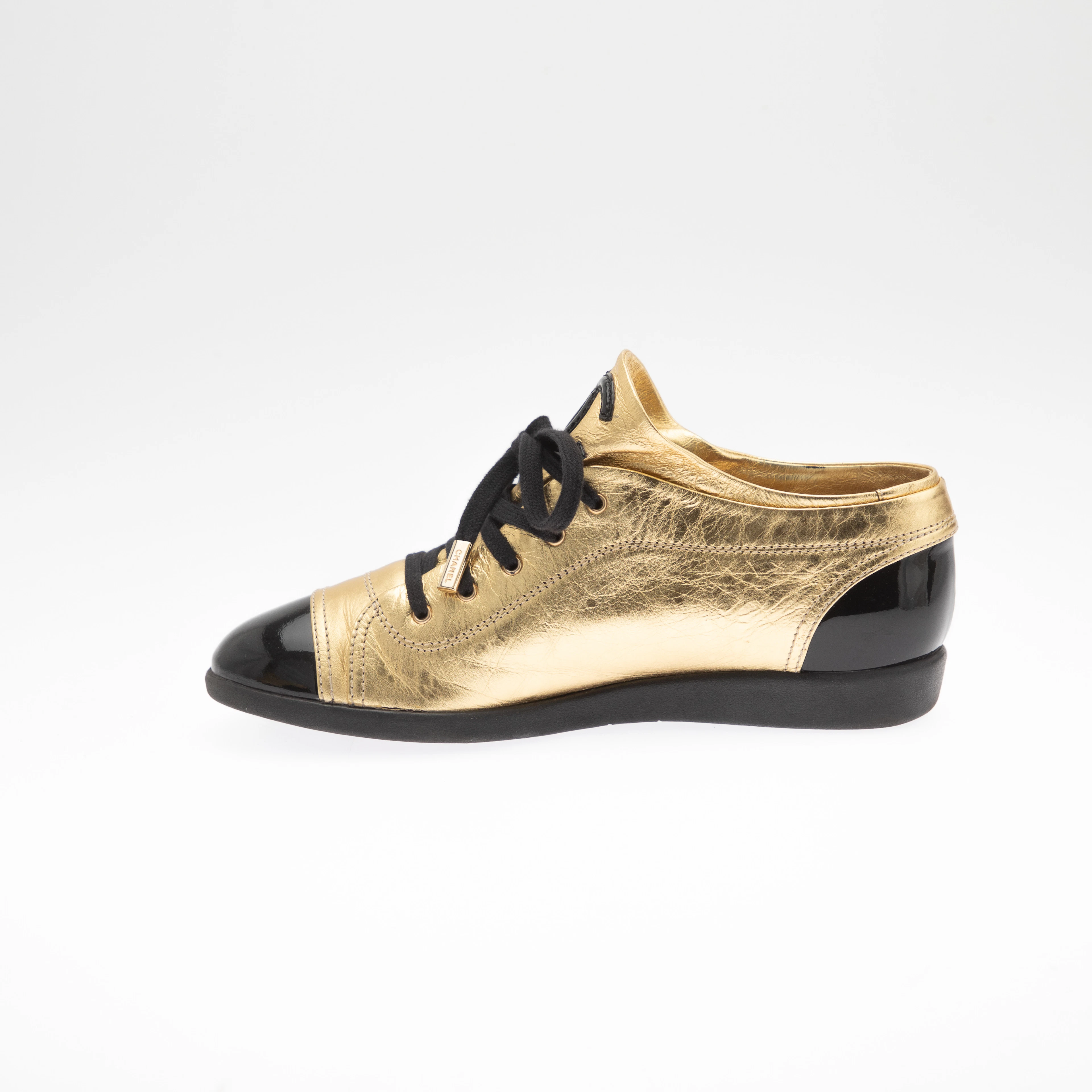 CHANEL. Sneakers, Leder in Gold, Größe 41.