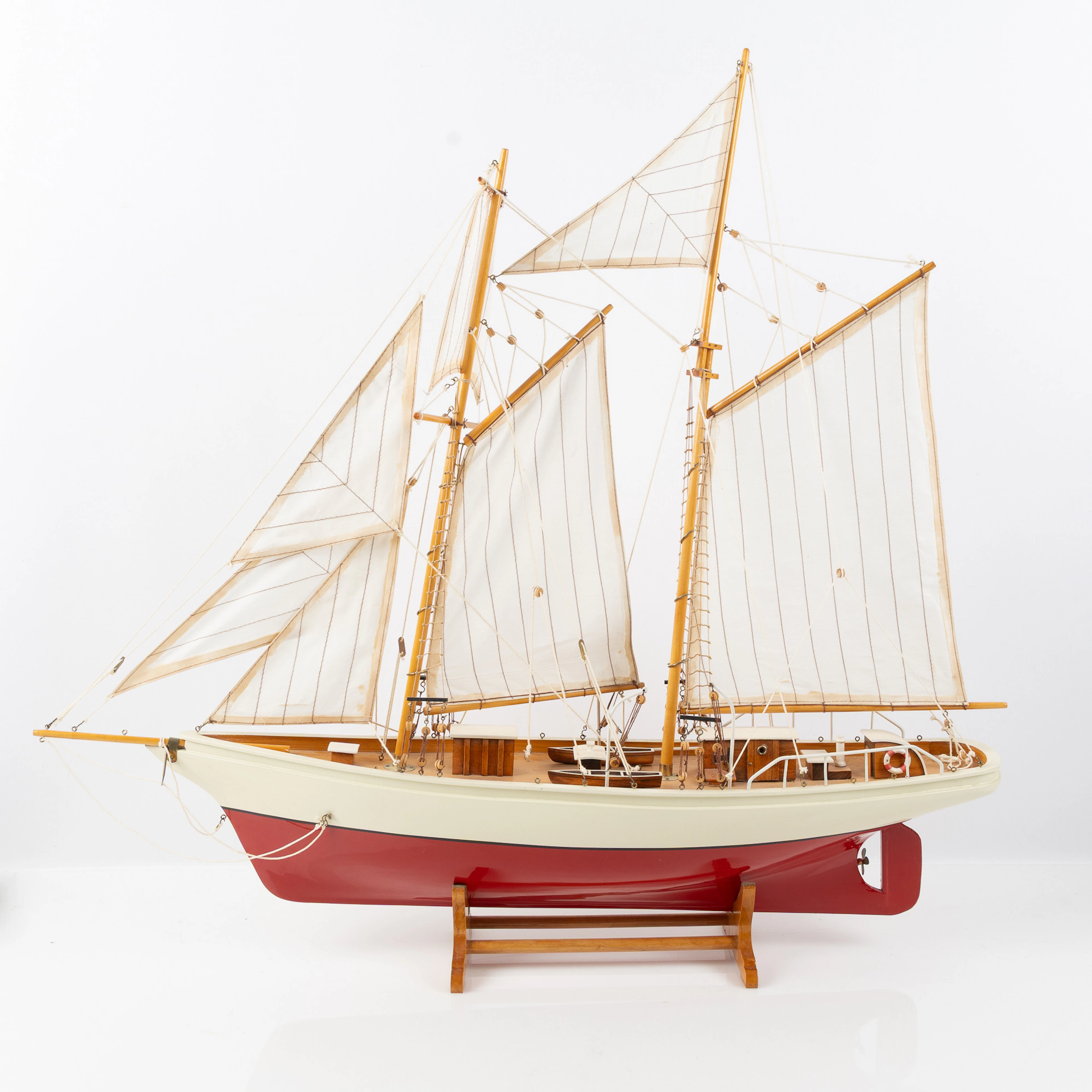 POND YACHT, seglande modell, 2-mastad, bemålat köl, sydda segel, 1900-tal.