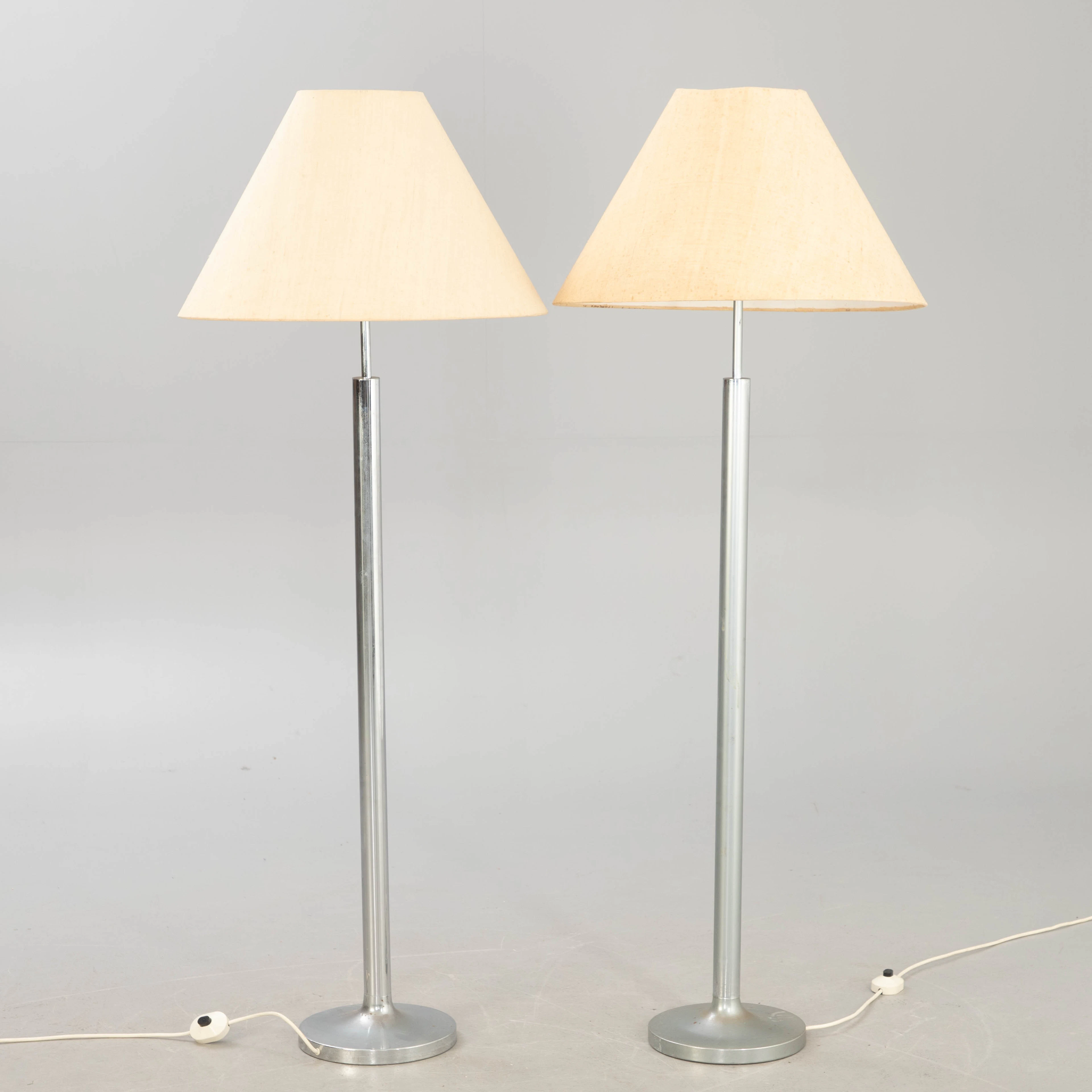 Zwei Stehlampen mit Aluminiumfuß, 1970er Jahre (2).