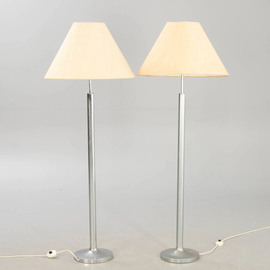 Zwei Stehlampen mit Aluminiumfuß, 1970er Jahre (2).
