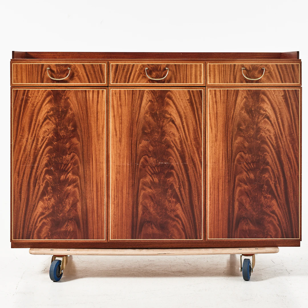 SIDEBOARD, 1900-talets andra hälft, fanérat i mahogny, beslag i mässing.