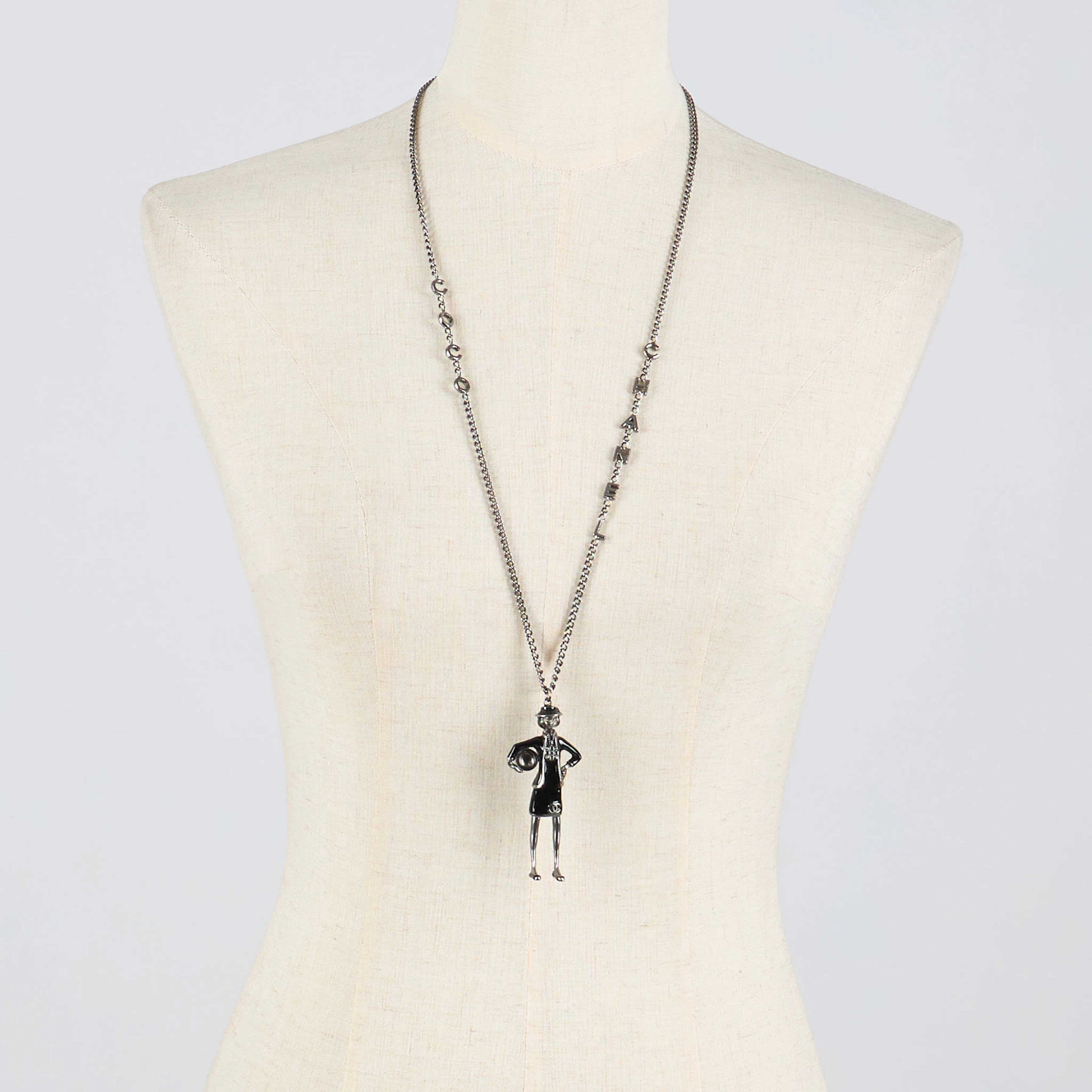 CHANEL, halsband "Coco doll", märkt 12.