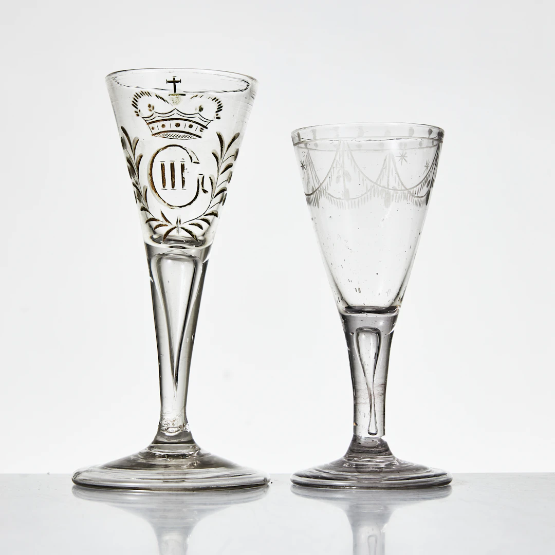 GLAS, 2 stycken, 1700/1800-tal, sengustavianska. En med Gustav III:s
