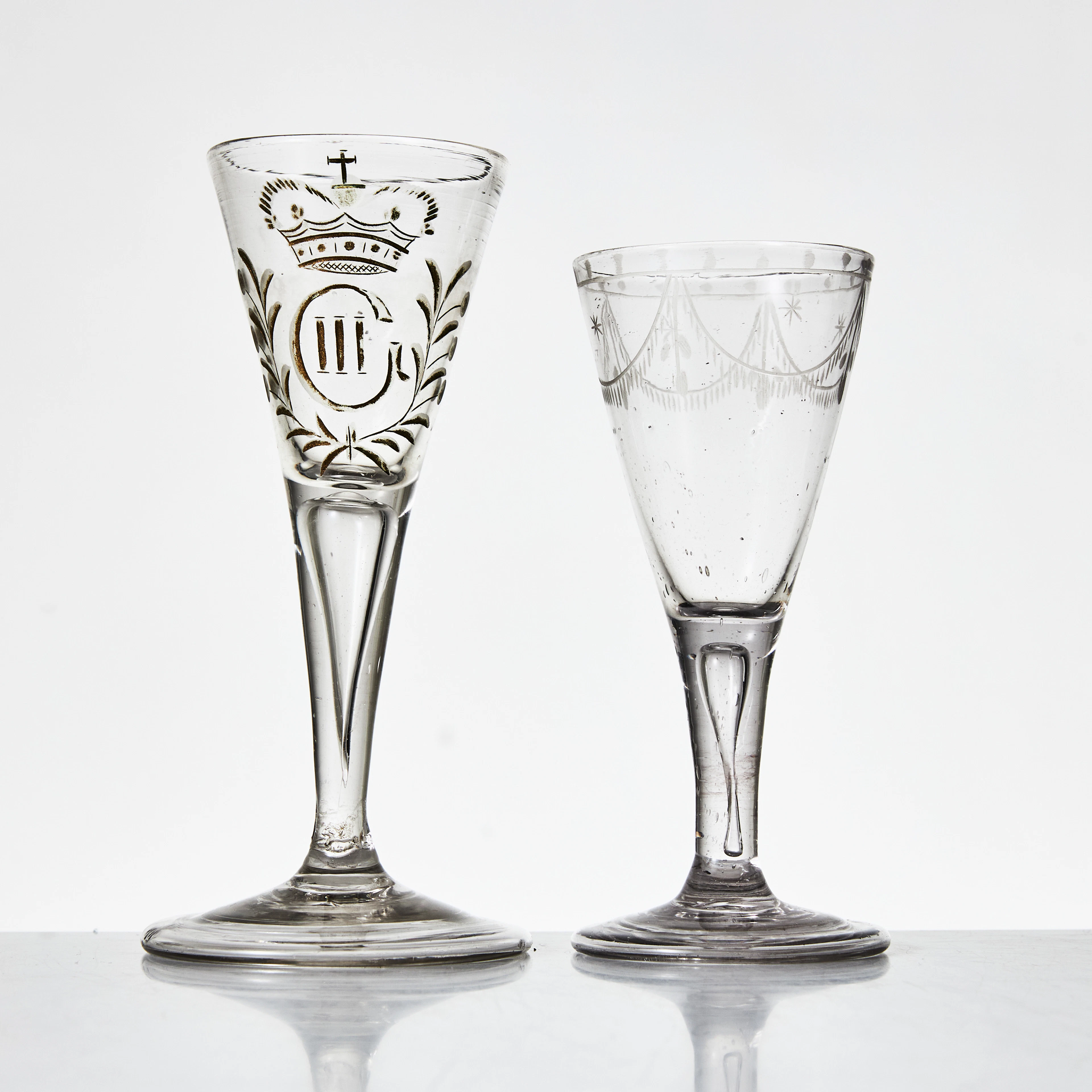 GLAS, 2 stycken, 1700/1800-tal, sengustavianska. En med Gustav III:s