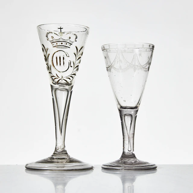 GLAS, 2 stycken, 1700/1800-tal, sengustavianska. En med Gustav III:s