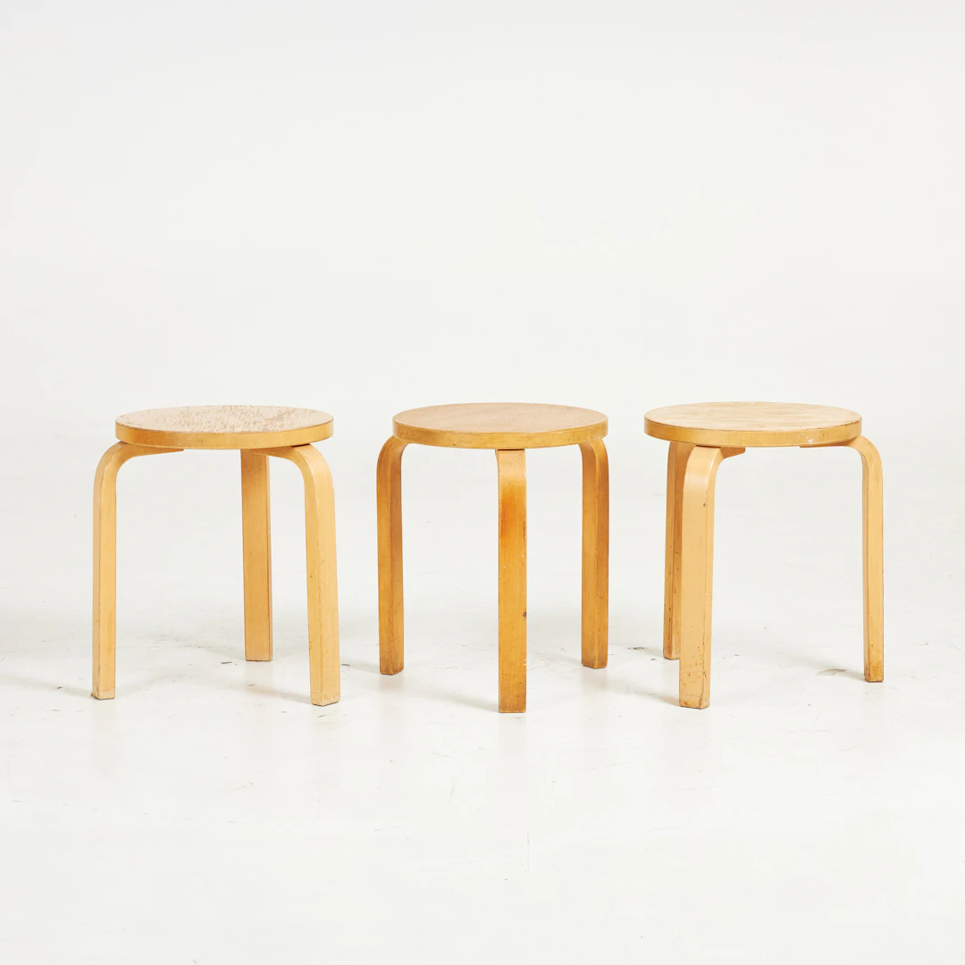 ALVAR AALTO. Pallar, 3 st, modell E60, för Artek, björk.