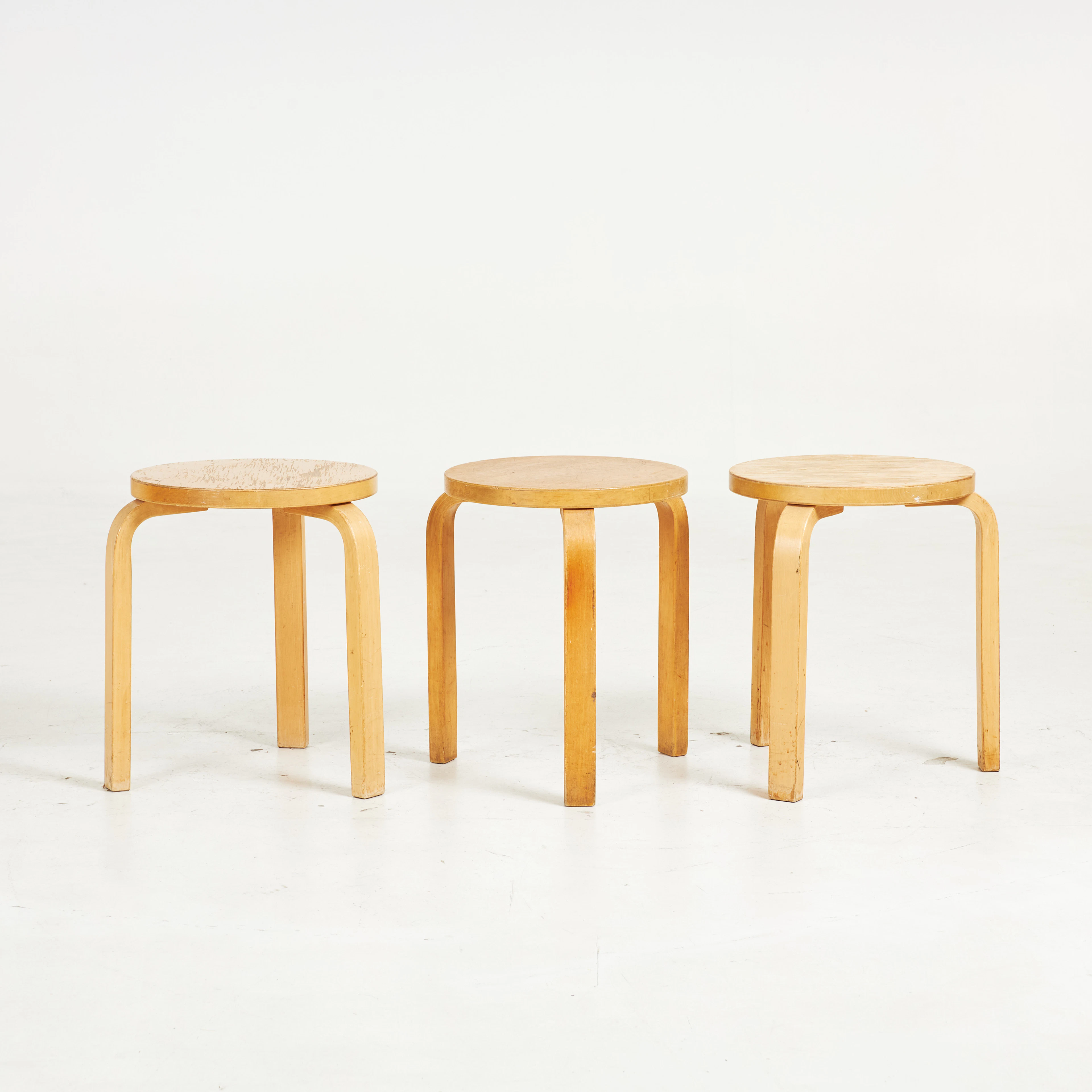 ALVAR AALTO. Pallar, 3 st, modell E60, för Artek, björk.