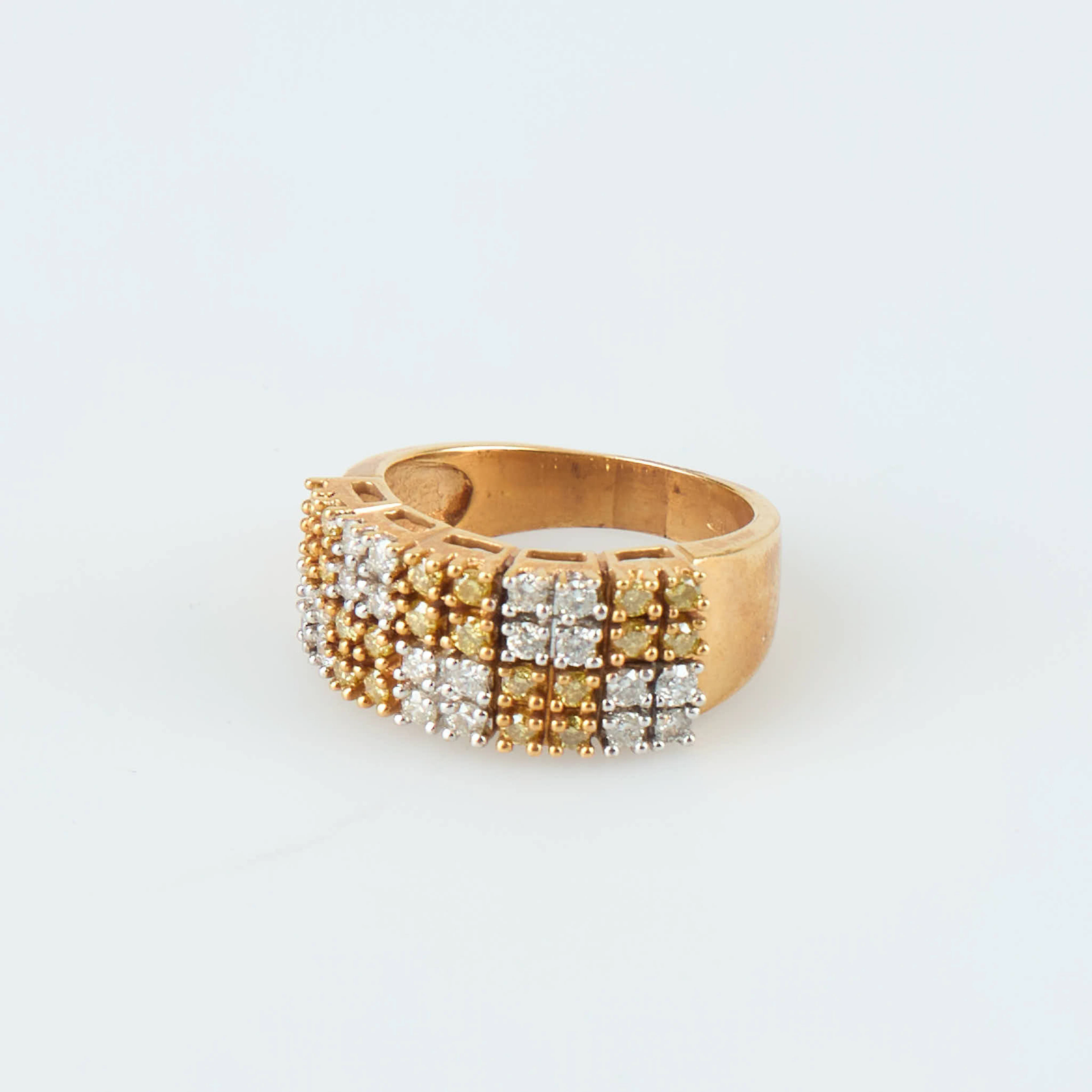 RING, 14K guld, färglösa och gula diamanter, Ø 17,5.