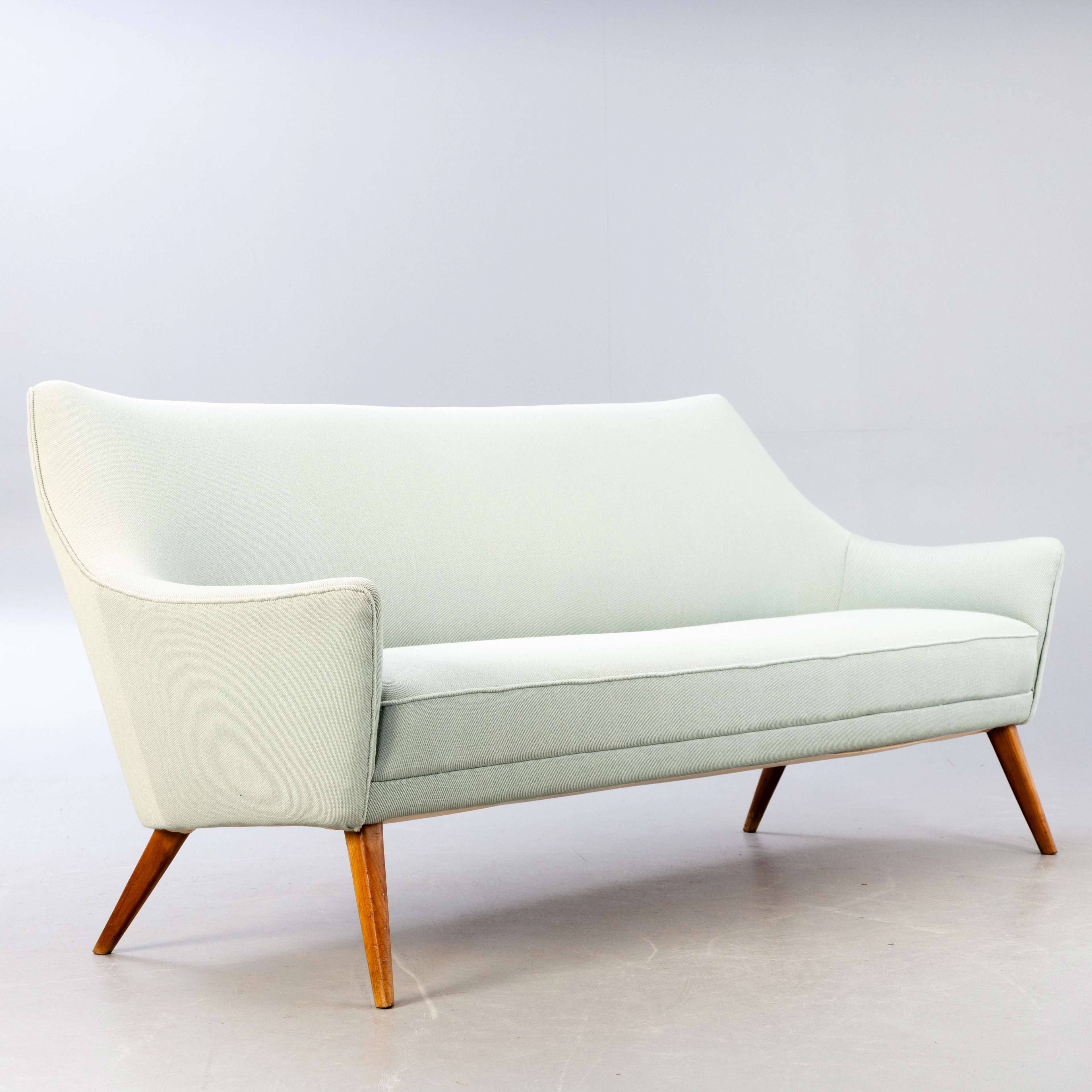 Sofa mit hellem, mintgrünem Stoff, Deutschland, 1950er Jahre.