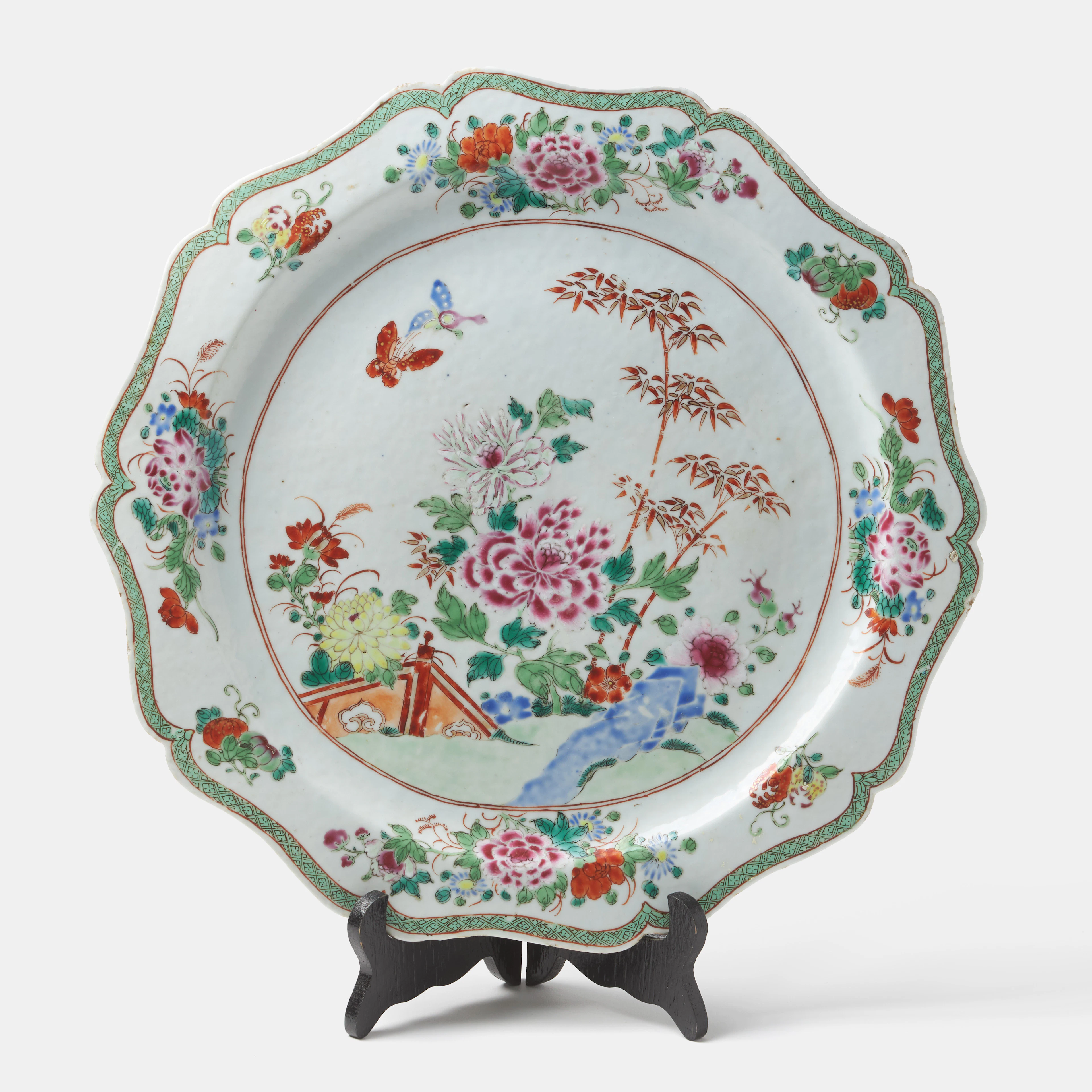 FAT. Famille verte, Qianlong (1736-95), konturerat brätte.