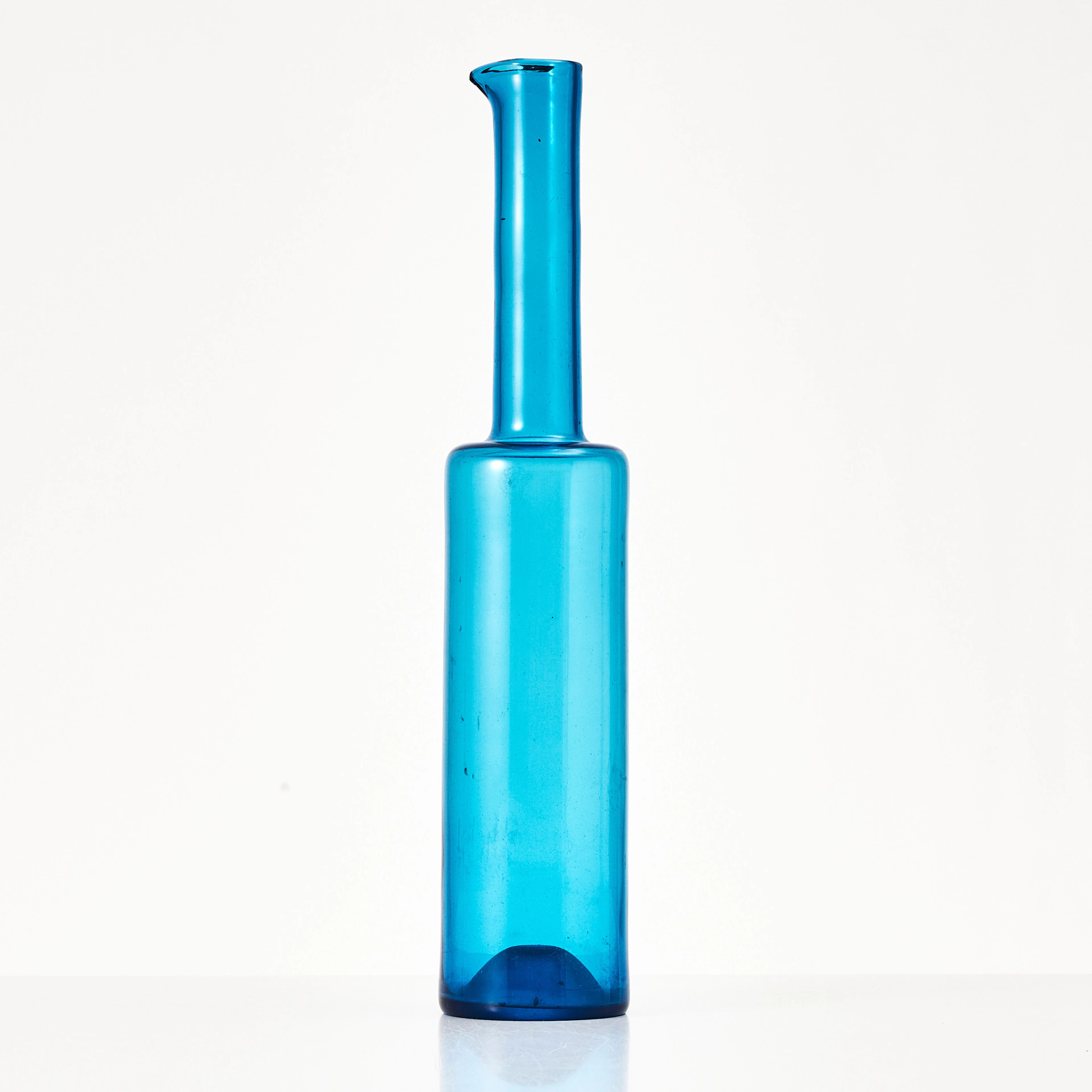 ANNY STILL. Vas / Flaska, blått glas, signerad Riihimäen Lasi OY Nanny Still.