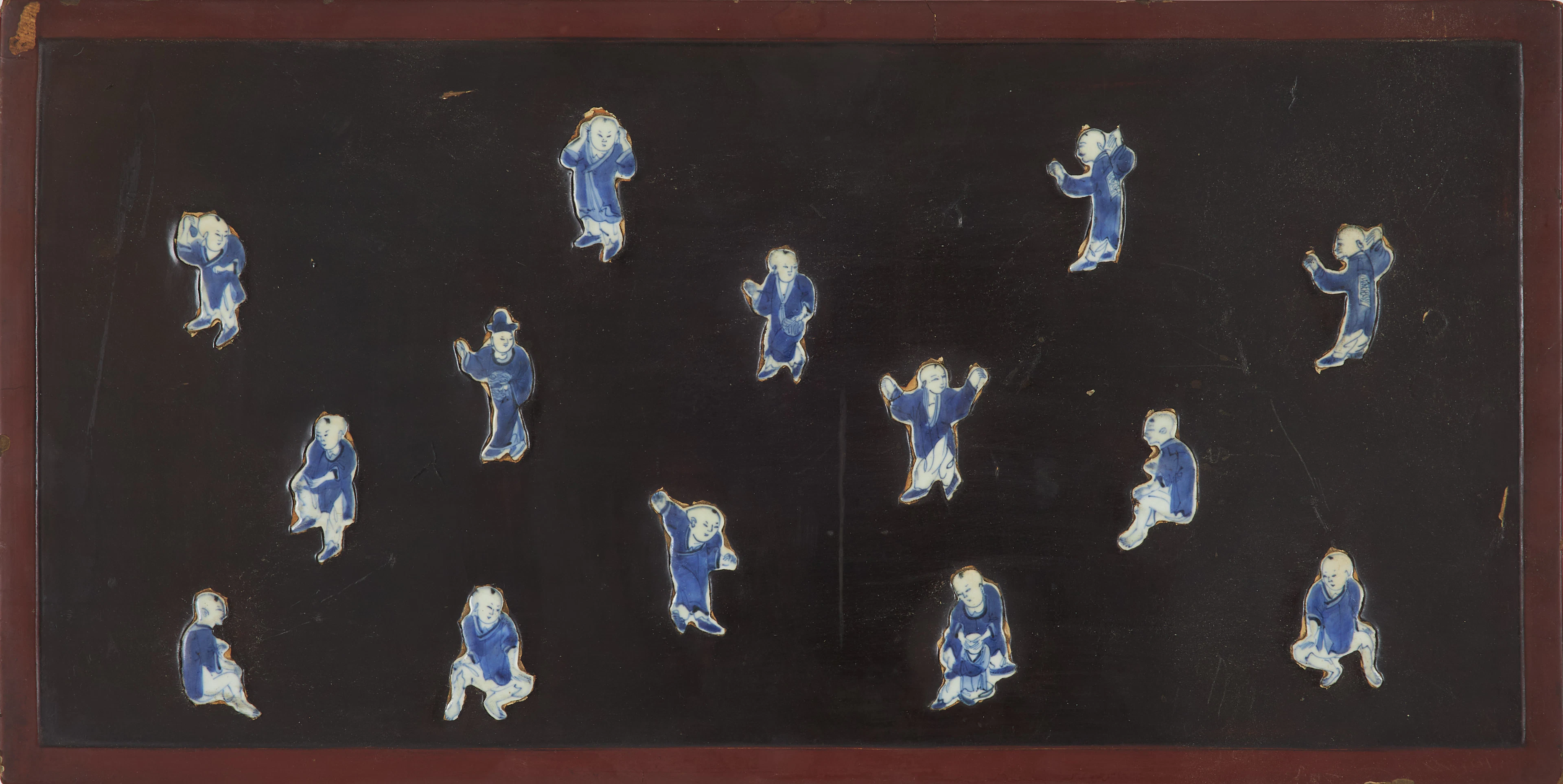 VÄGGPLAKETT, Kina, 1900-tal, trä med infällda porslinsfigurer mot svart fond.