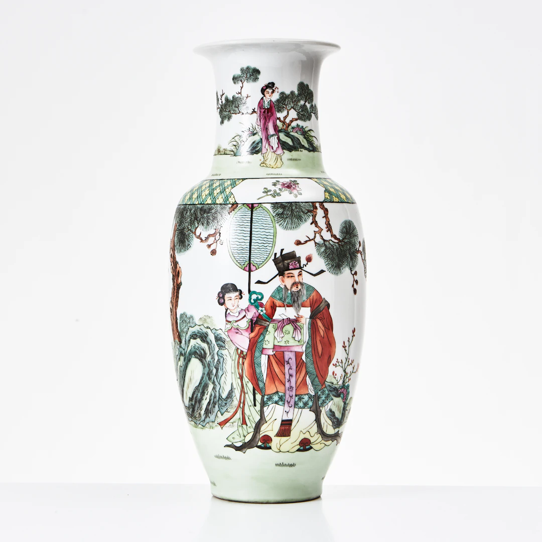 VAS, porslin, Kina, 1900-talets andra hälft, polykrom dekor av figurscen