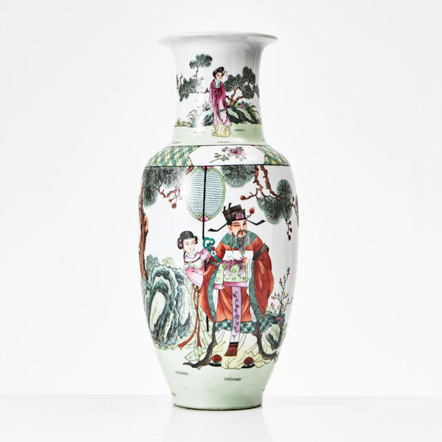 VAS, porslin, Kina, 1900-talets andra hälft, polykrom dekor av figurscen