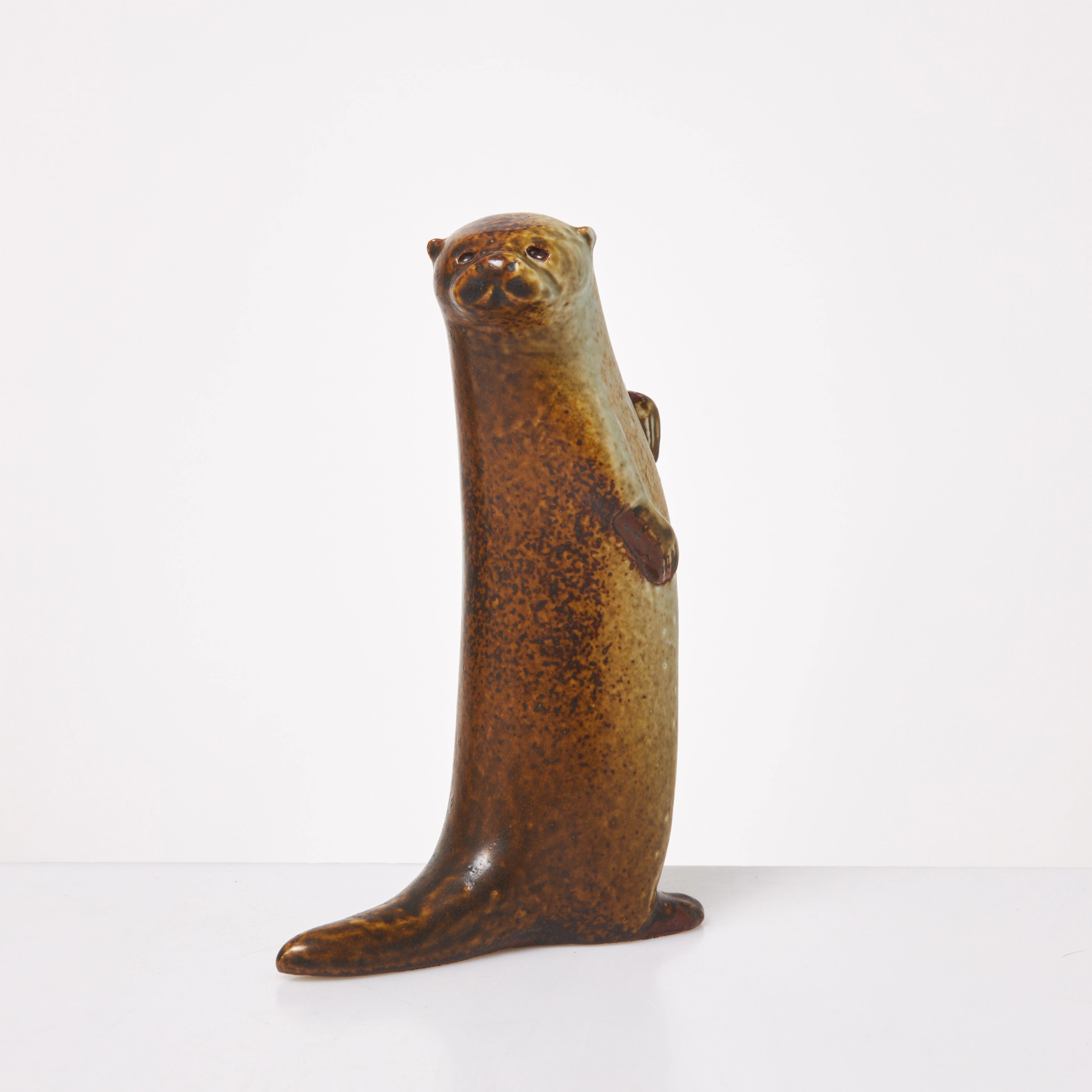 LISA LARSON. Figurin, utter.