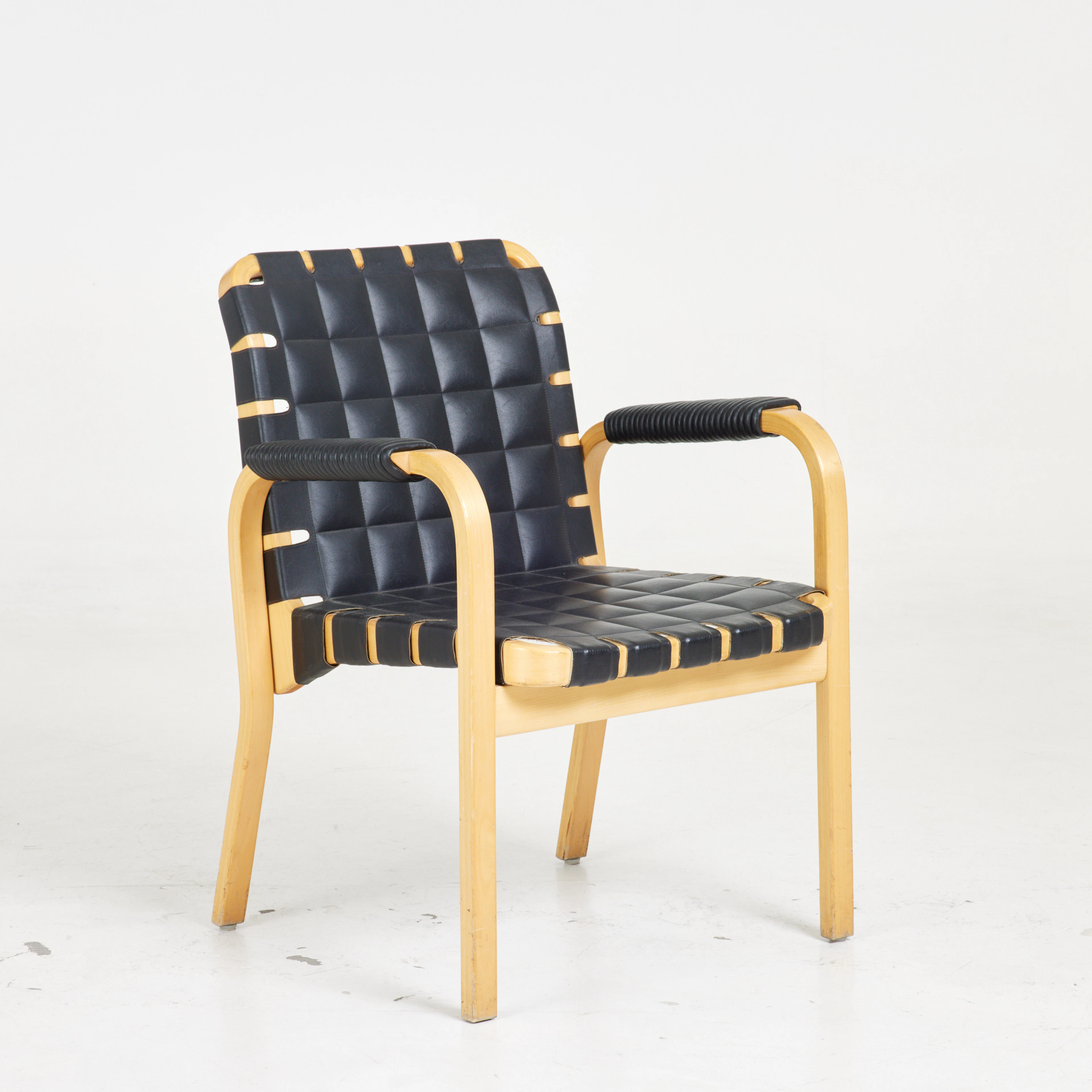 ALVAR AALTO. Fåtölj, modell 45, svart skinnklädsel, märkt "45" under armlän.