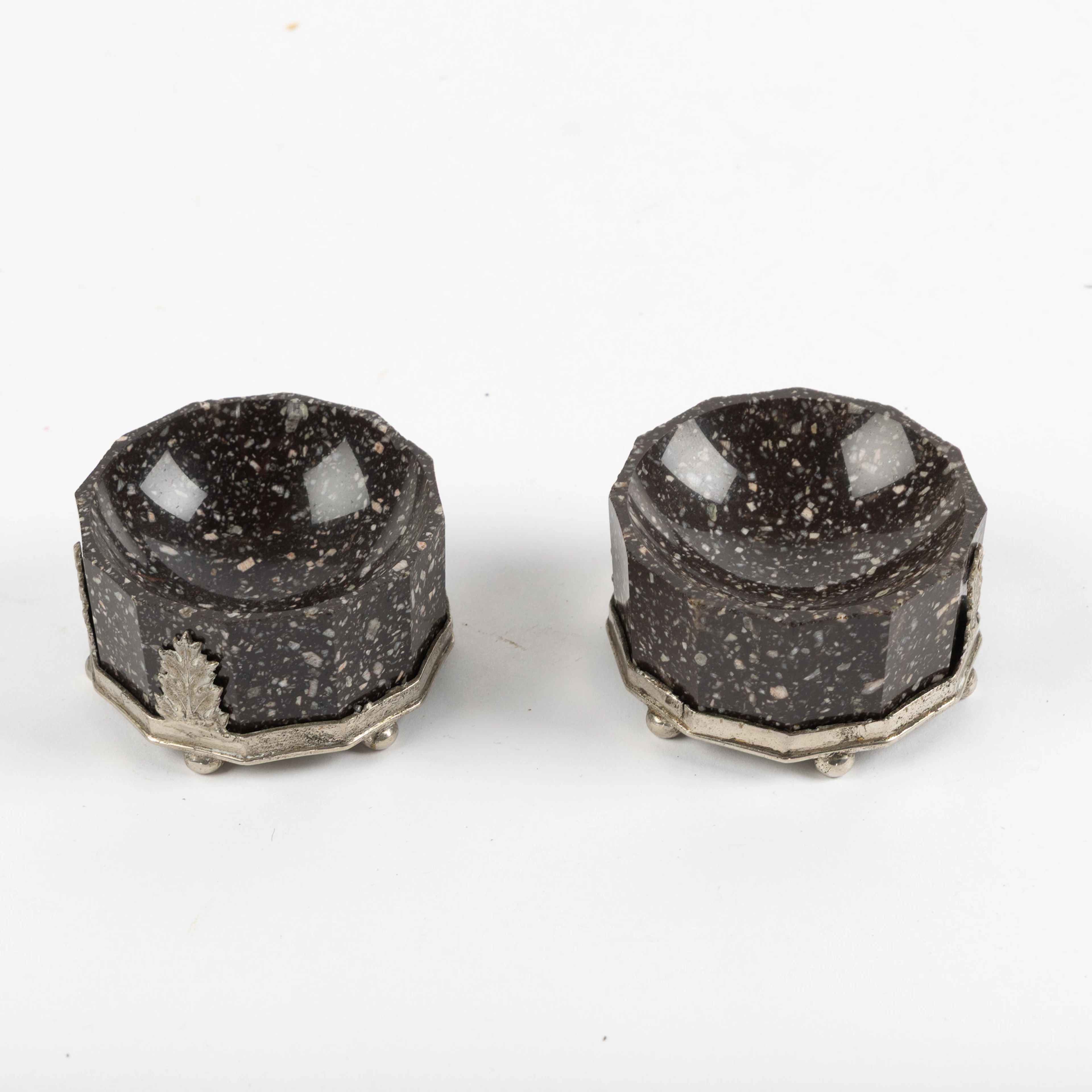 SALTKAR, ett par, porfyr med silver, 1800-talets början.