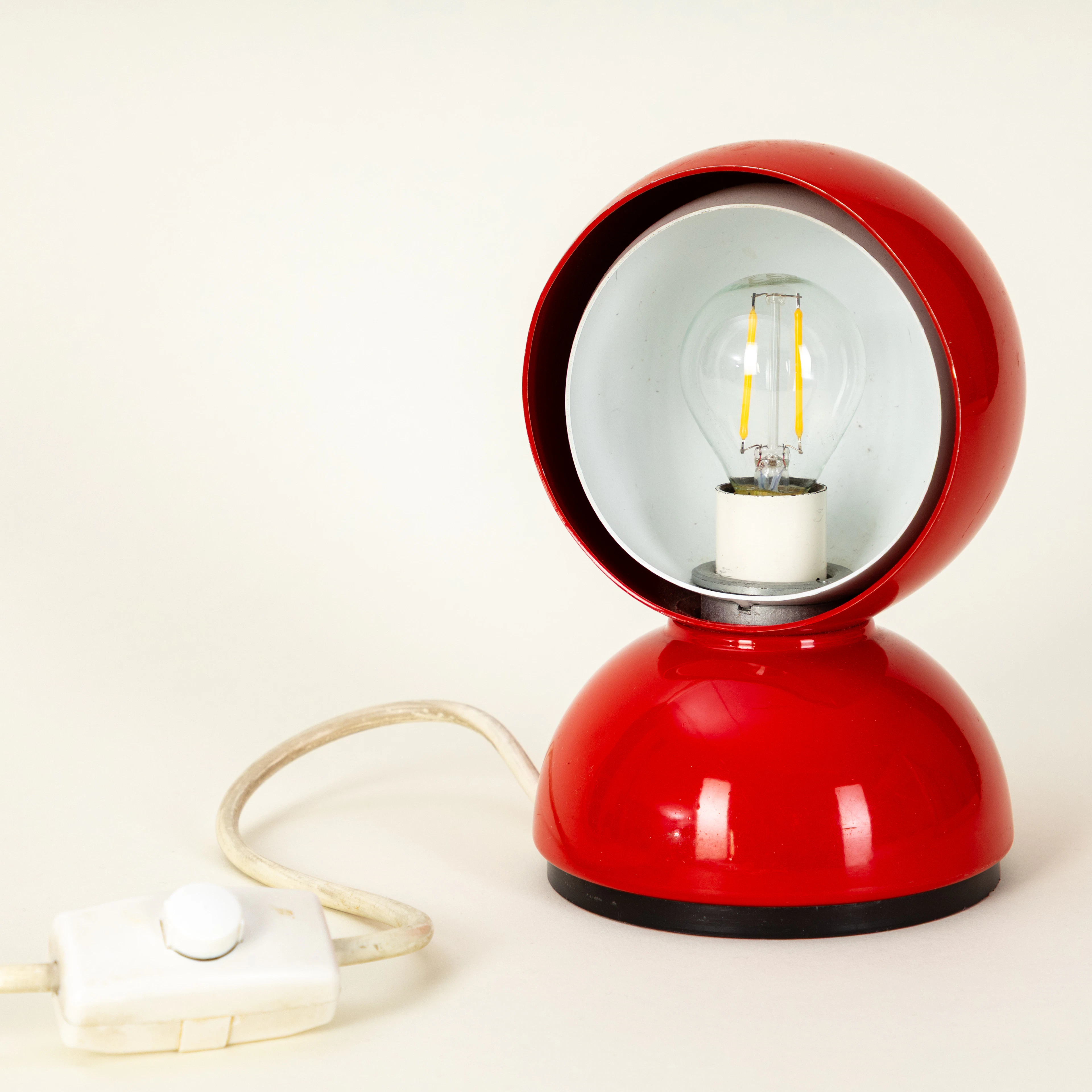VICO MAGISTRETTI. Artemide, Tischleute Modell Eclisse.