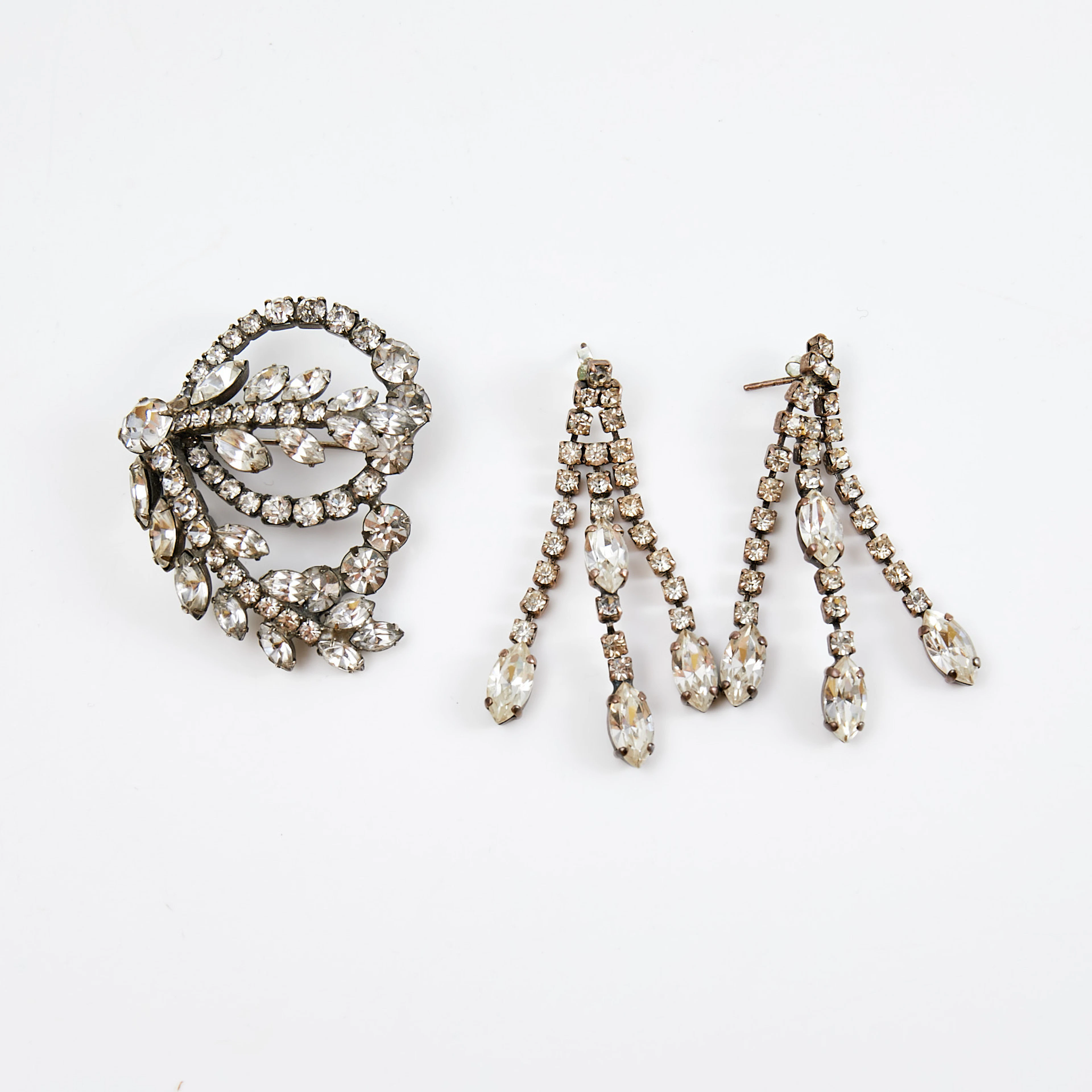 BROSCH samt ÖRHÄNGEN, 1 par, vitmetall samt strass, 1900-talets mitt.