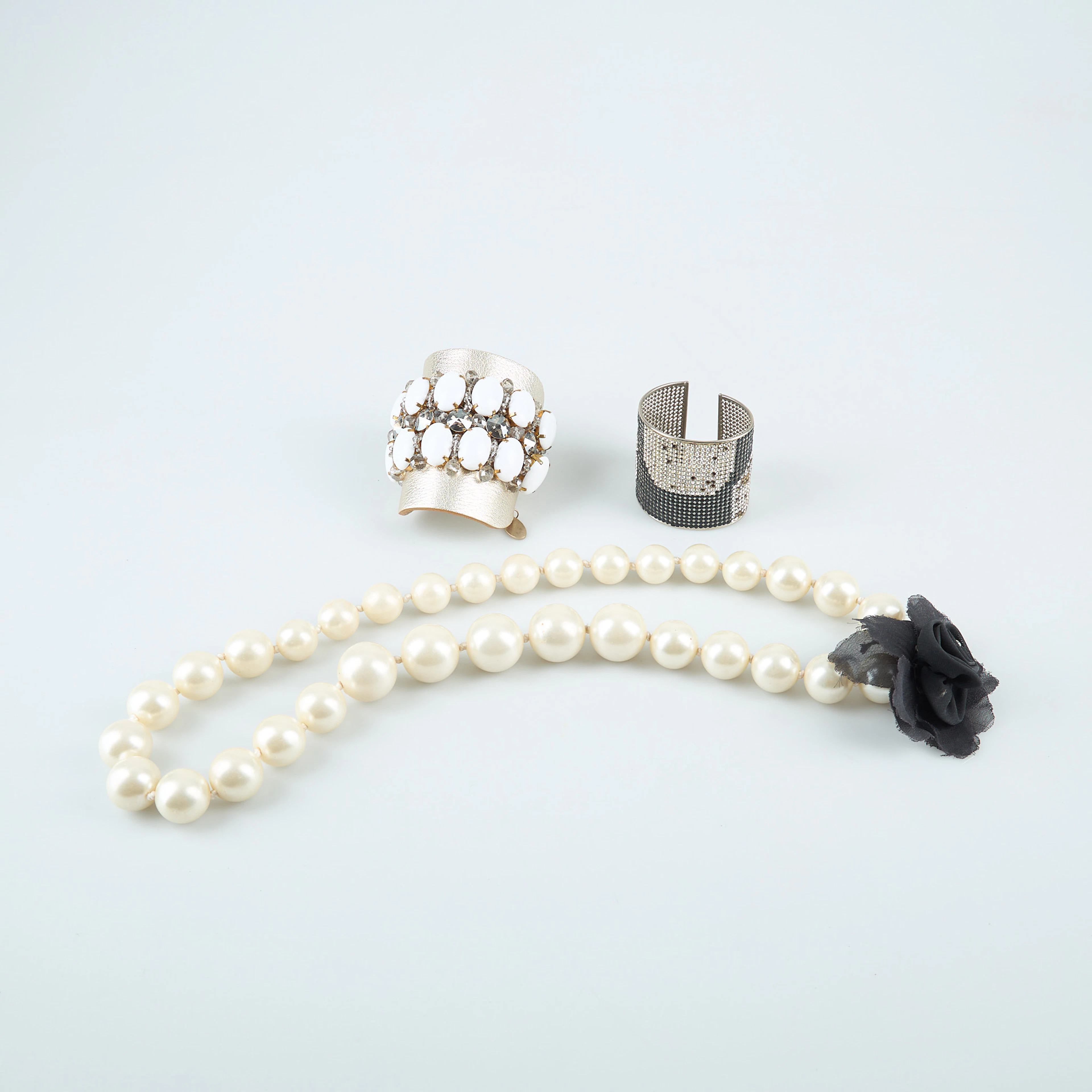 BIJOUTERIER, 3 st, halsband och två armband.
