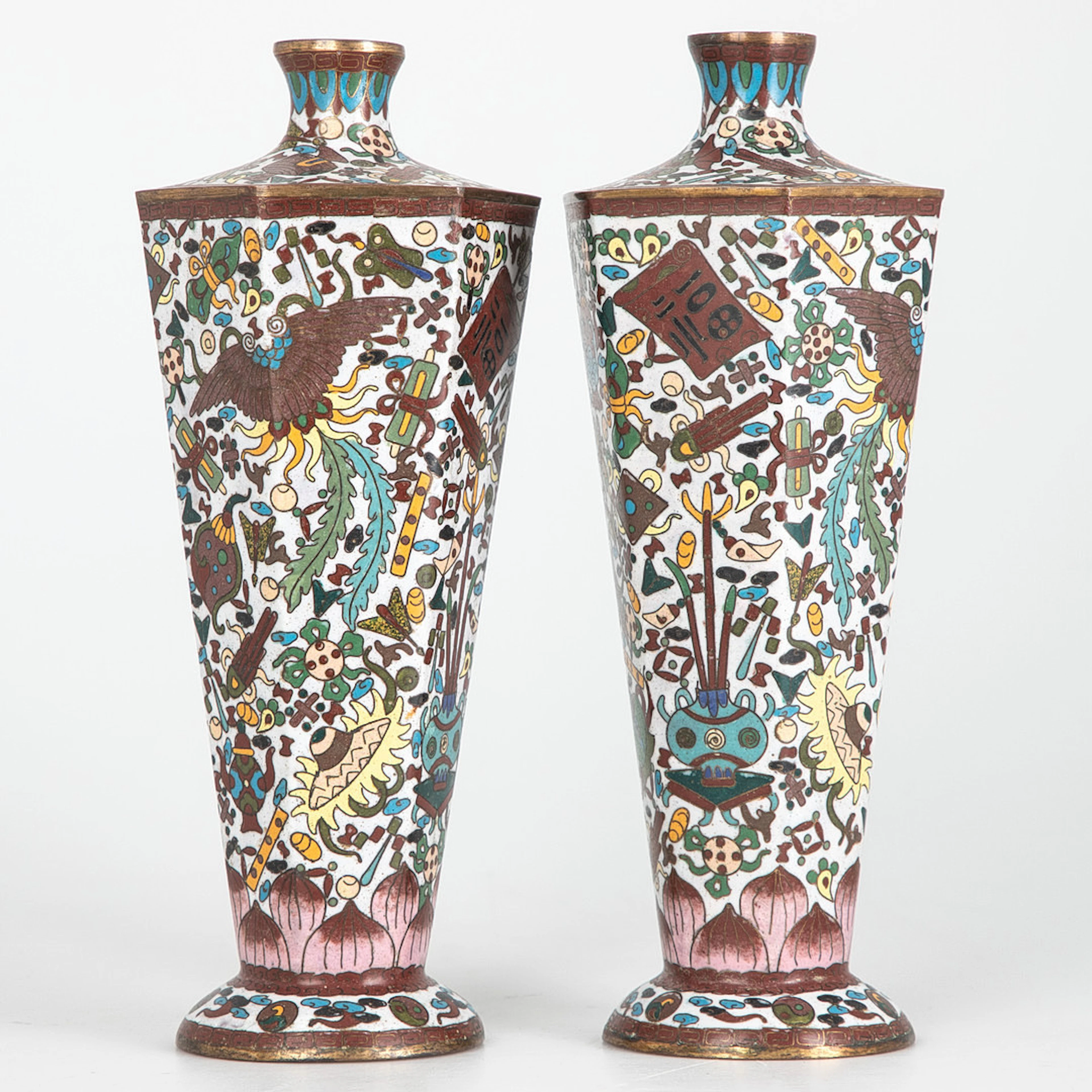 Japanisches Vasenpaar, Cloisonné, Meiji-Periode (2).