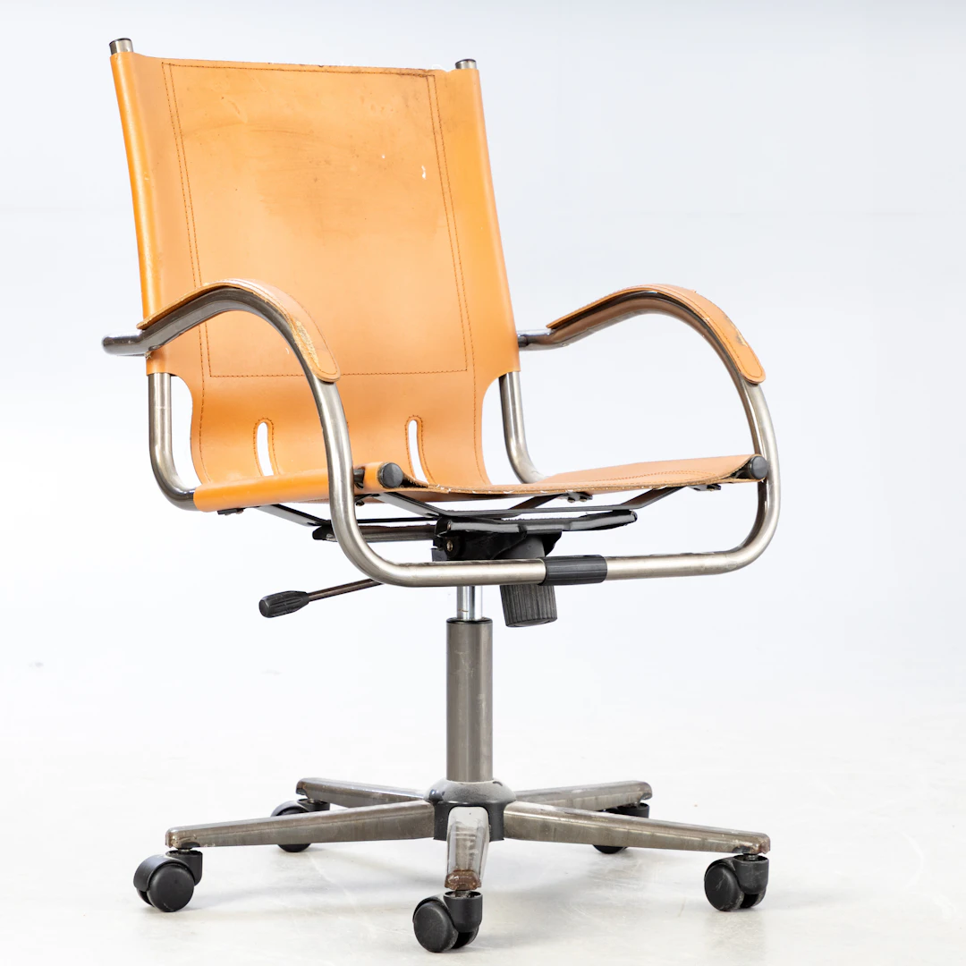 Bürostuhl, braunes Kunstleder, wohl Mart Stam, 1980er Jahre.