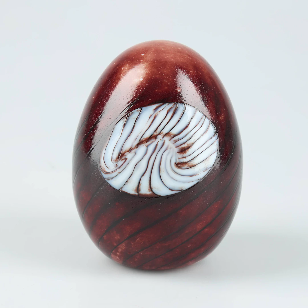 OIVA TOIKKA. Ägg, "Ruusunnupun muna", glas, signerat O. Toikka, 2010.