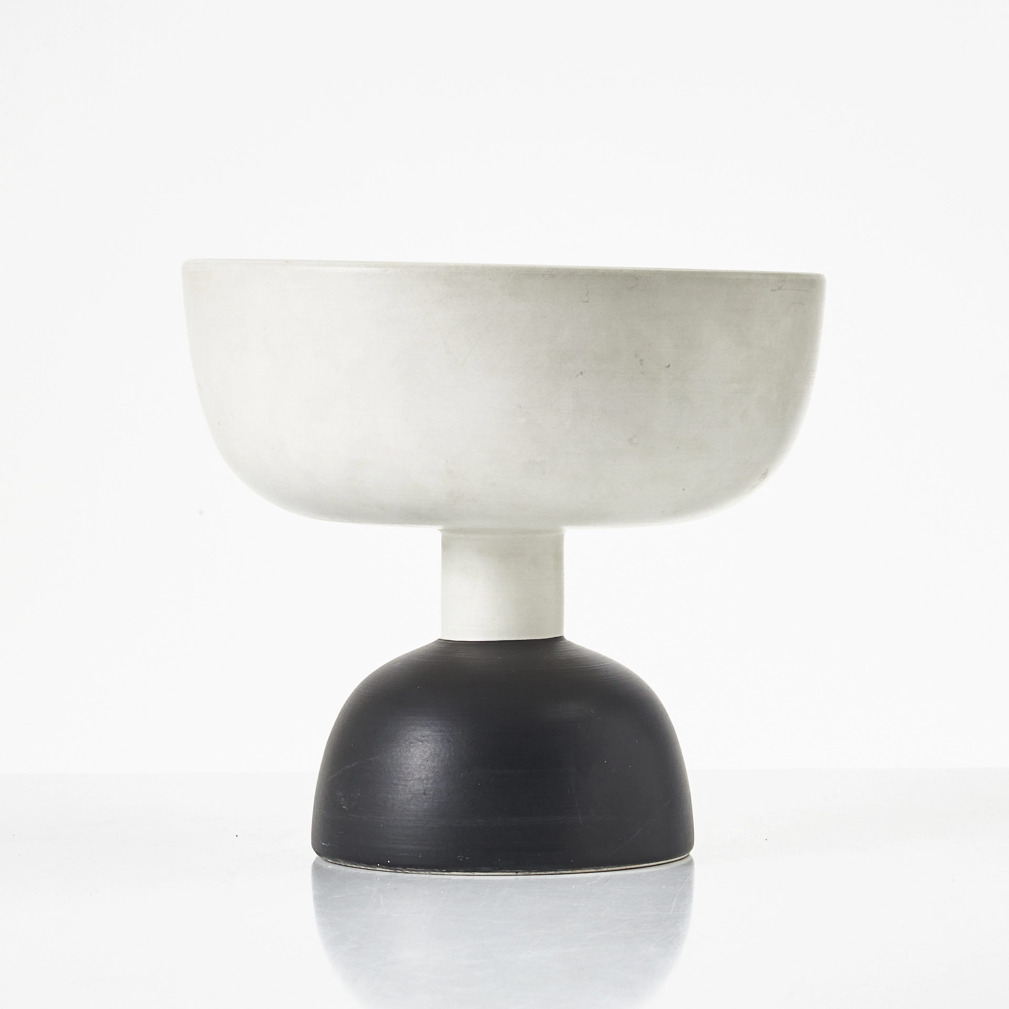 ETTORE SOTTSASS. (Italien, 1917–2007). Skål på fot, stengods, dekor