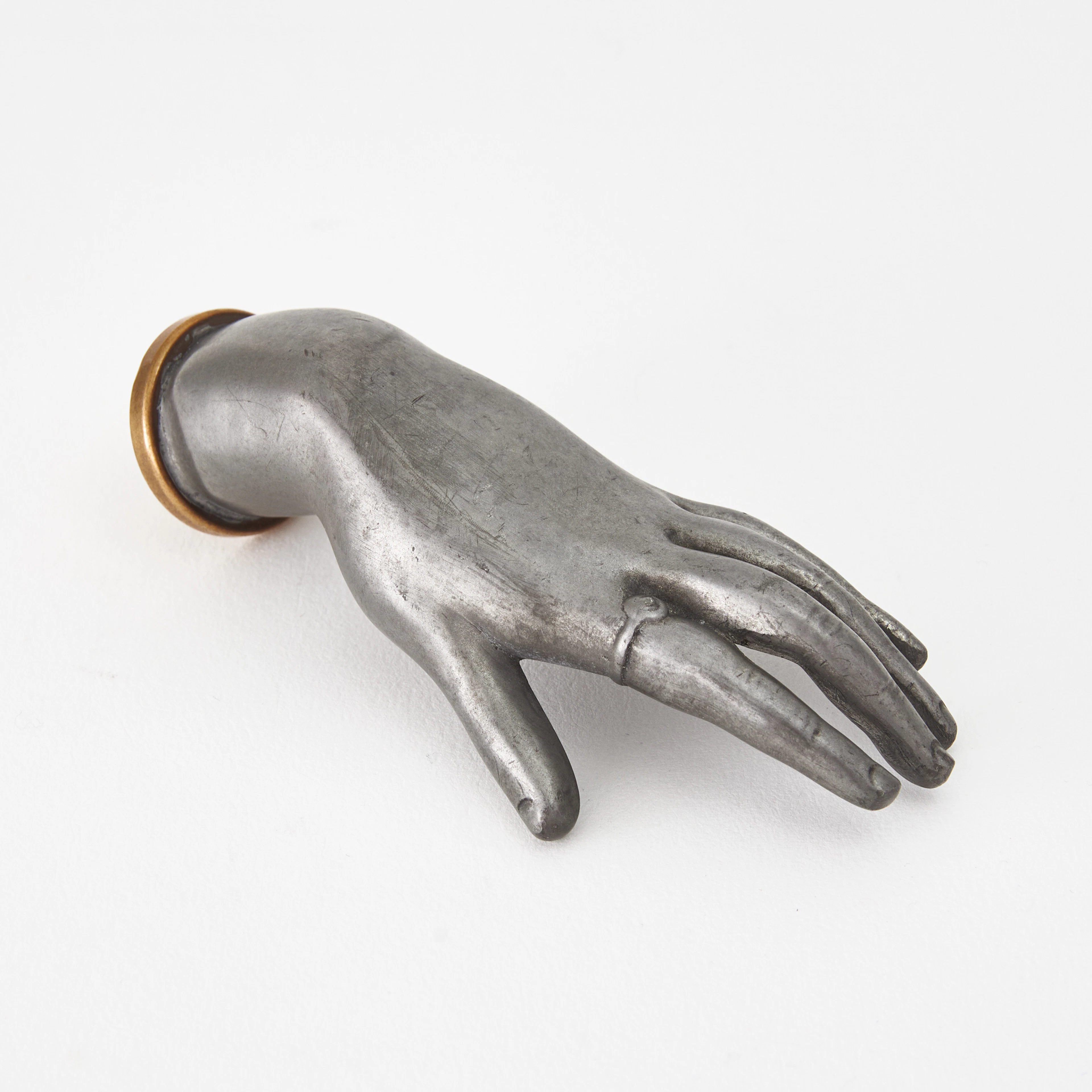 ESTRID ERICSON. Sigill / brevtyngd, i form av en hand, Firma Svenskt
