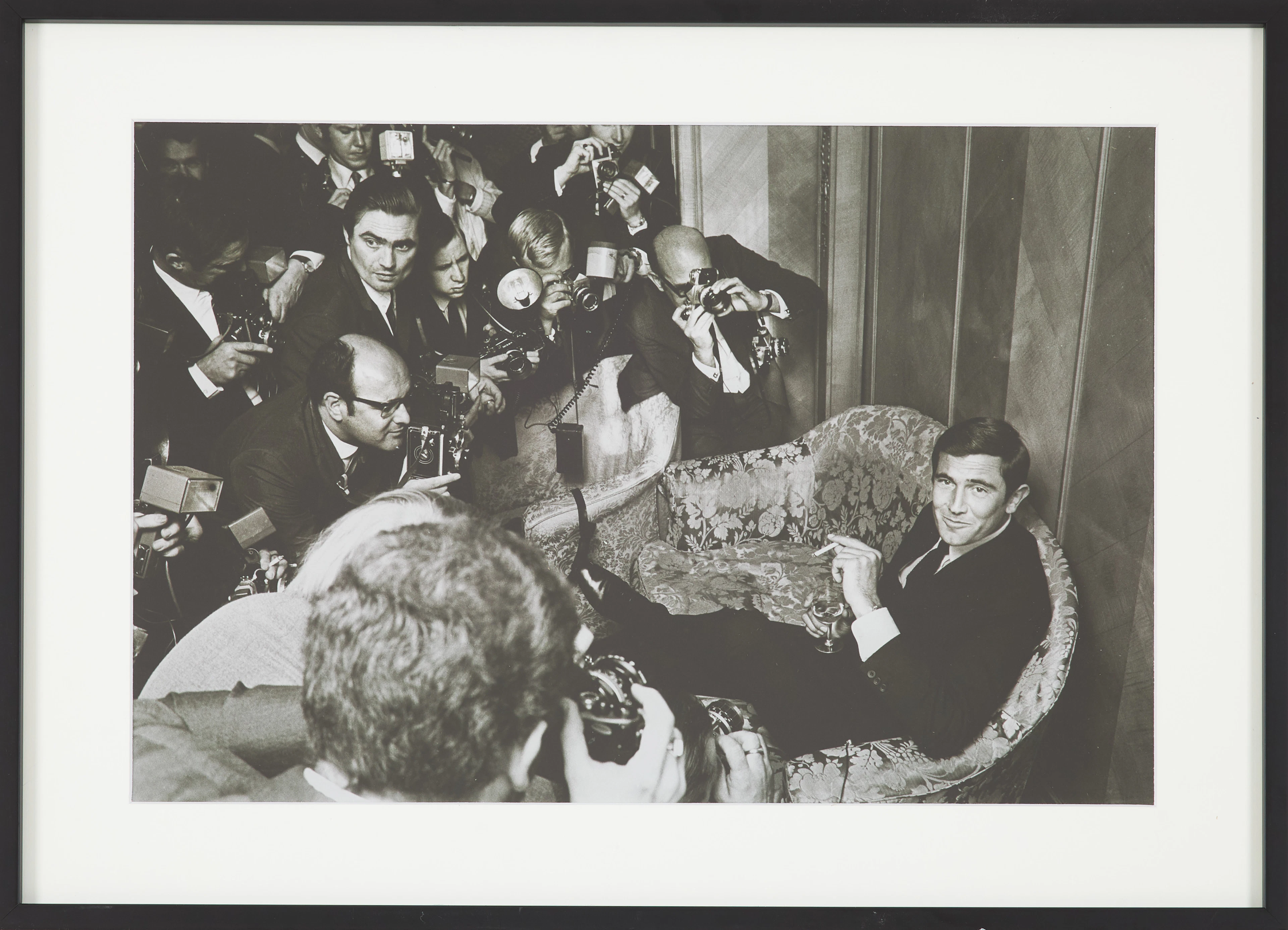 ROLF ADLERCREUTZ (SVERIGE, FÖDD 1945). George Lazenby presenteras