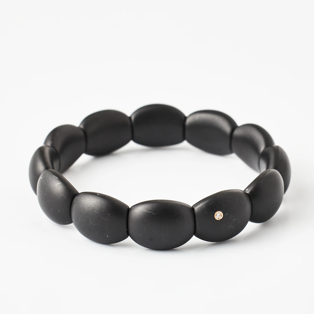 ROBERTO BRASO, armband, sammansatt av svarta satinerade keramiska