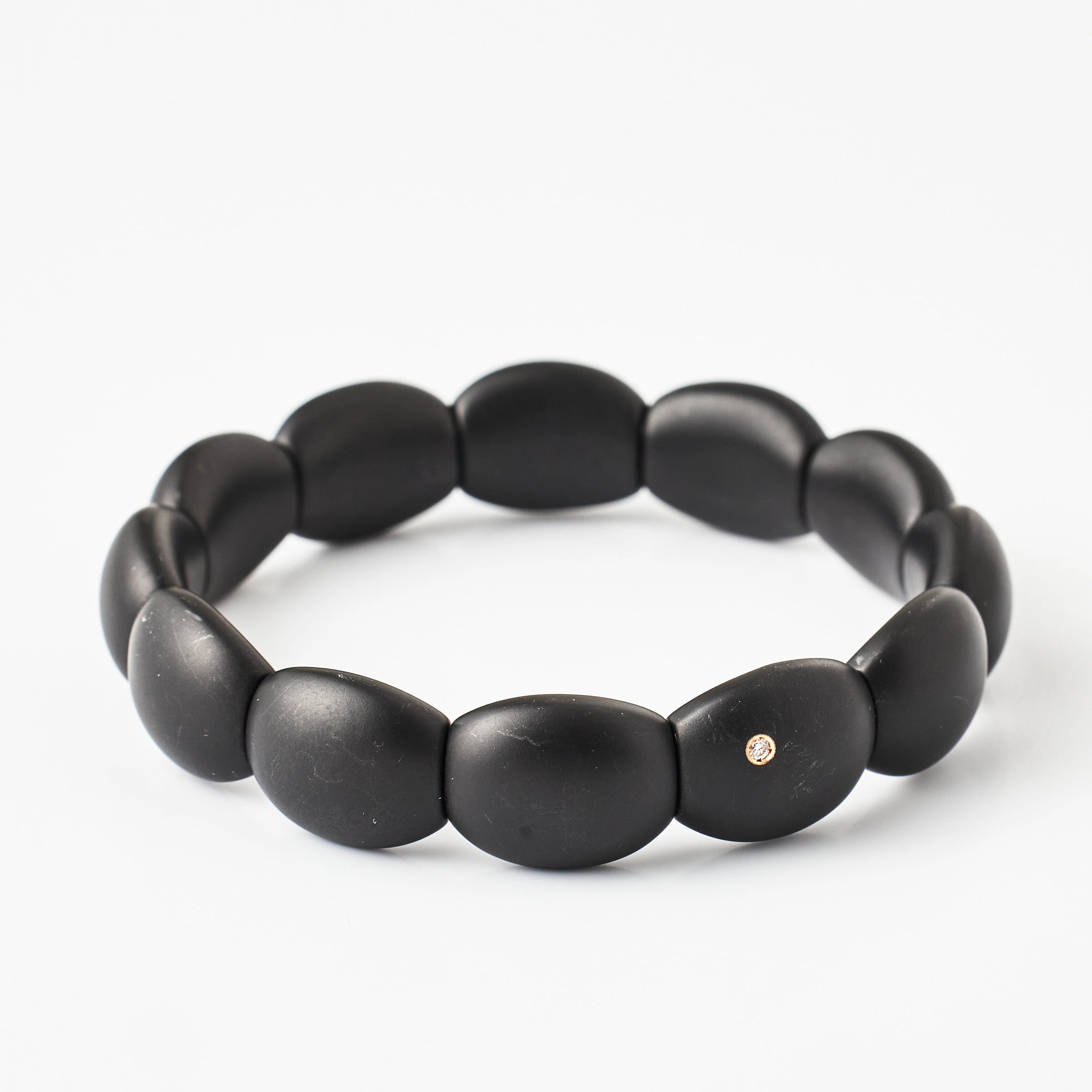ROBERTO BRASO, armband, sammansatt av svarta satinerade keramiska