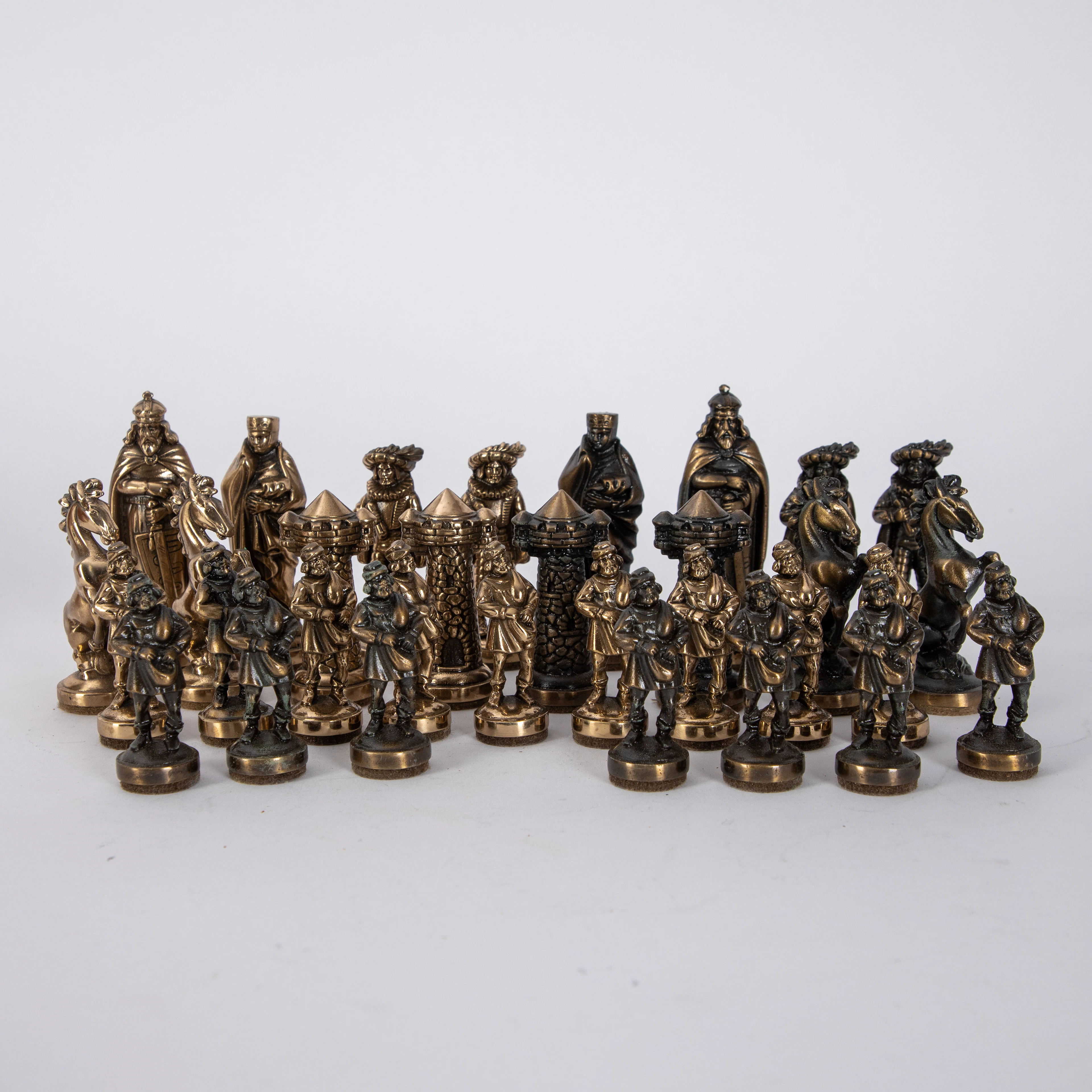 Schachfiguren mit Spielsteinen der deutschen Geschichte. Holzkassette