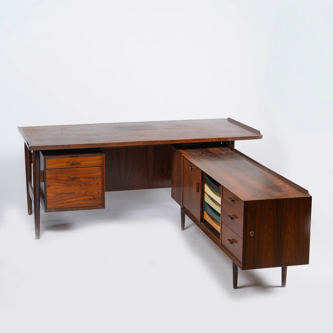 ARNE VODDER. Skrivbord med tillhörande sideboard, modell 208, Sibast
