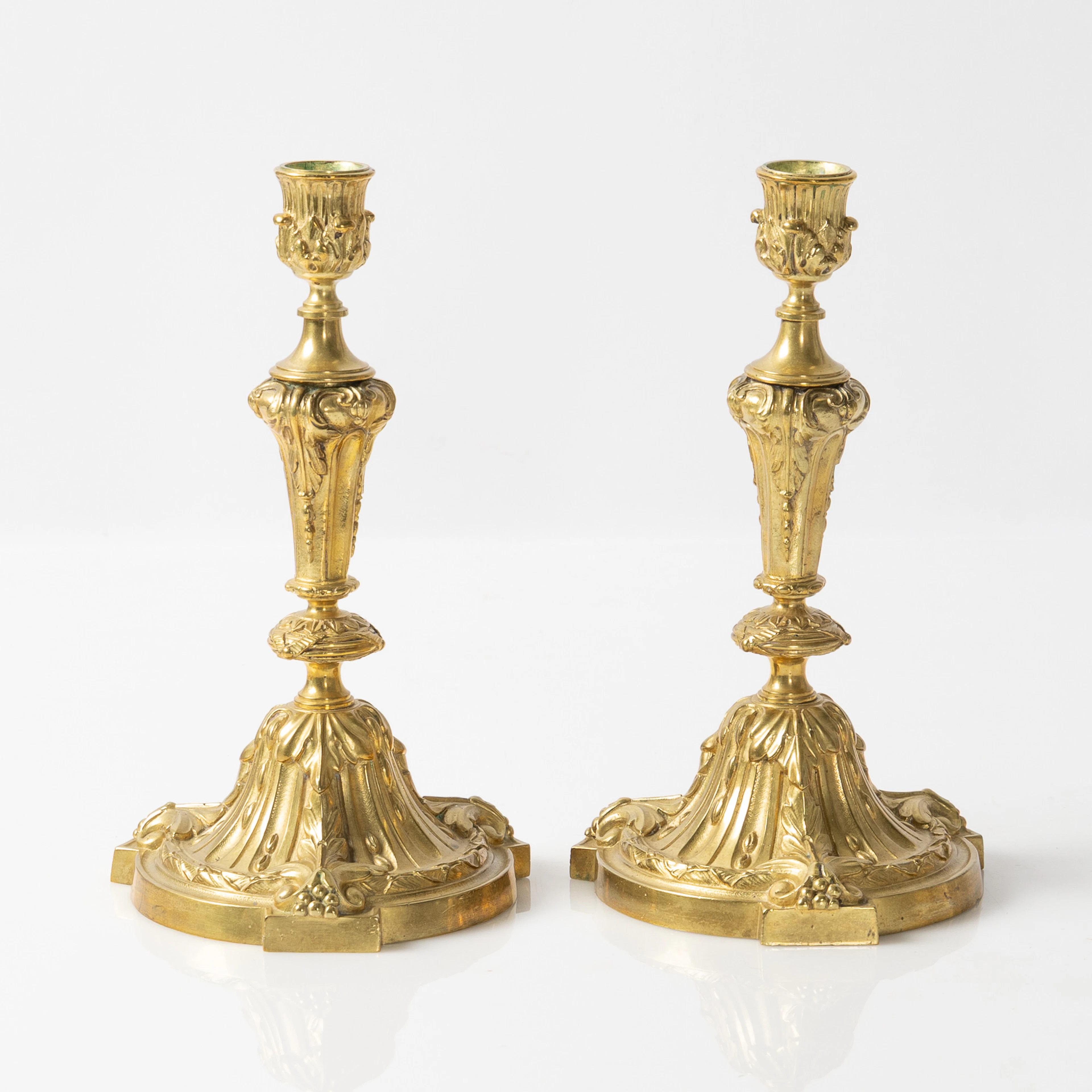 LJUSSTAKAR, ett par, brännförgyllda, Frankrike, omkring sekelskiftet.