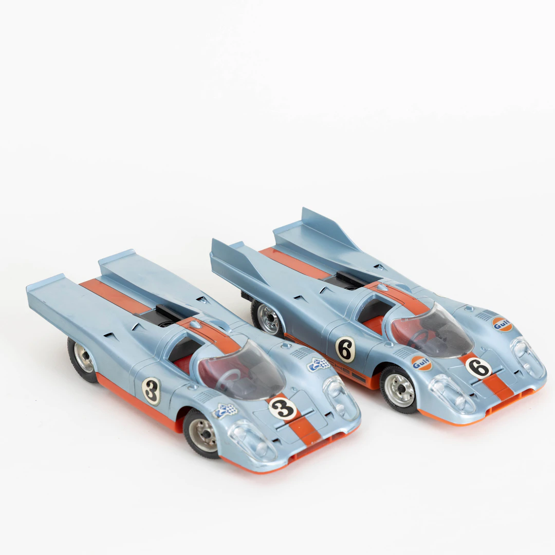 SCHUCO. Zwei Rennwagen, Porsche 1917 ´Gulf Racing`, Fürth, 1970er Jahre (2).