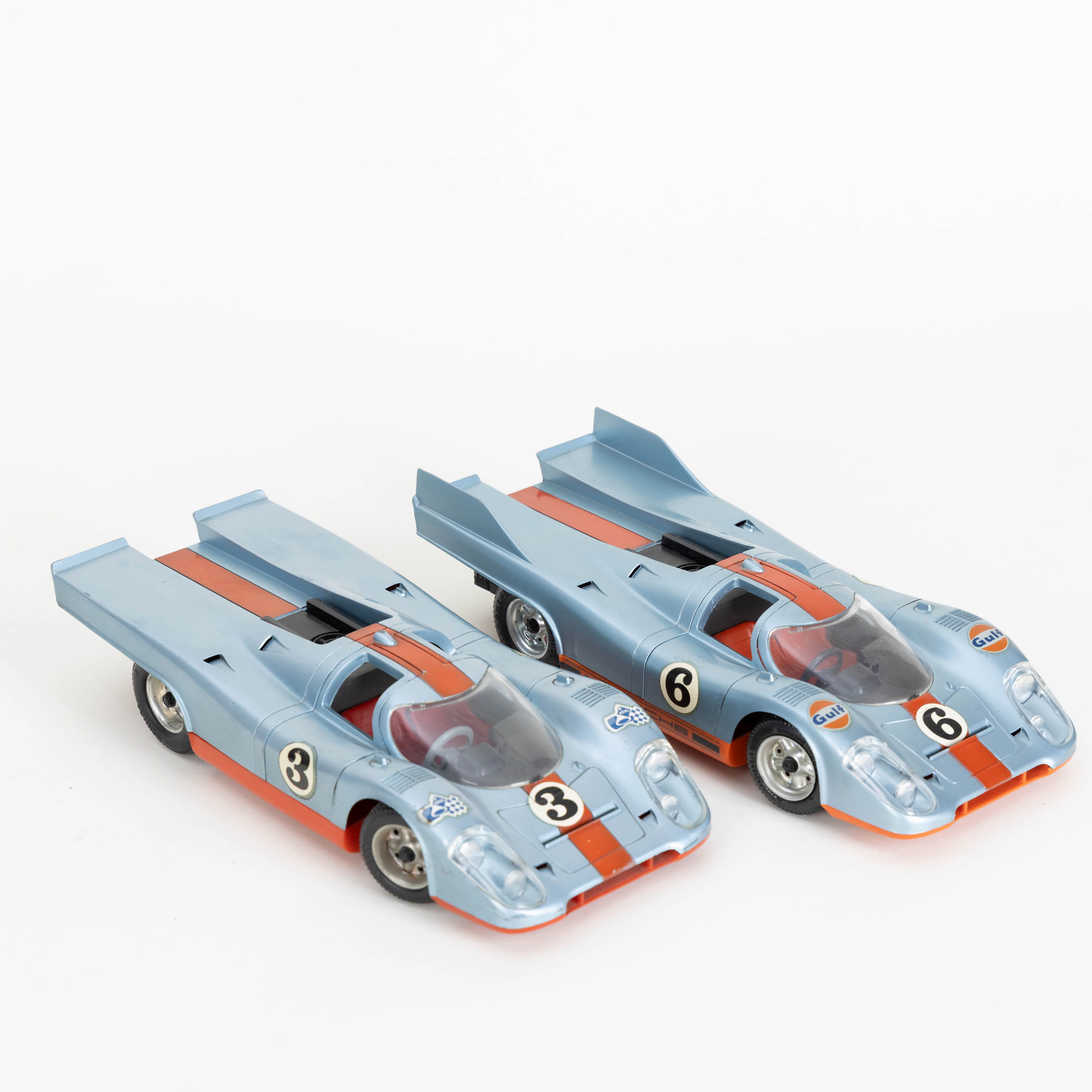 SCHUCO. Zwei Rennwagen, Porsche 1917 ´Gulf Racing`, Fürth, 1970er Jahre (2).