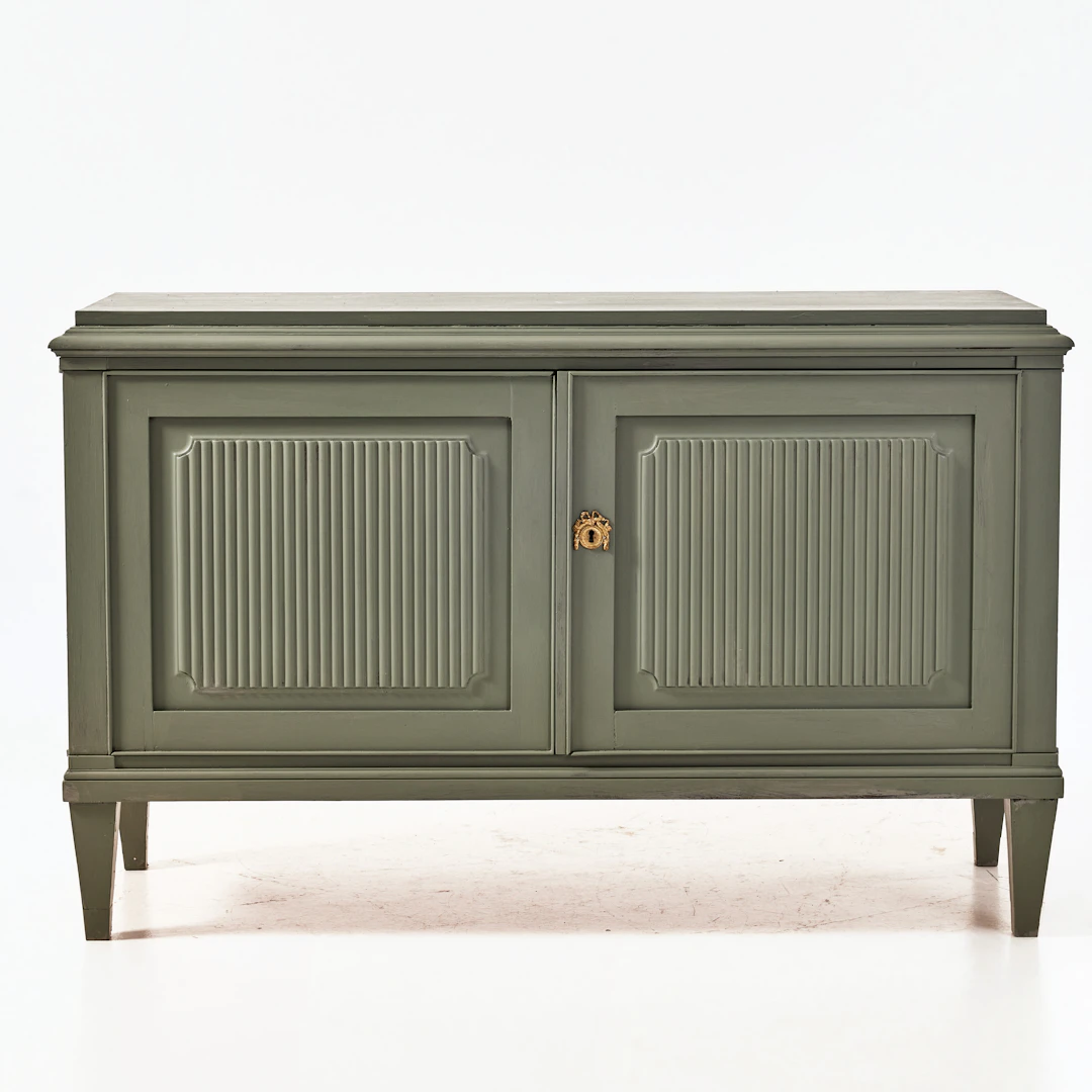 SIDEBOARD, 1900-talets första hälft, gustaviansk stil, bemålat, bronserat