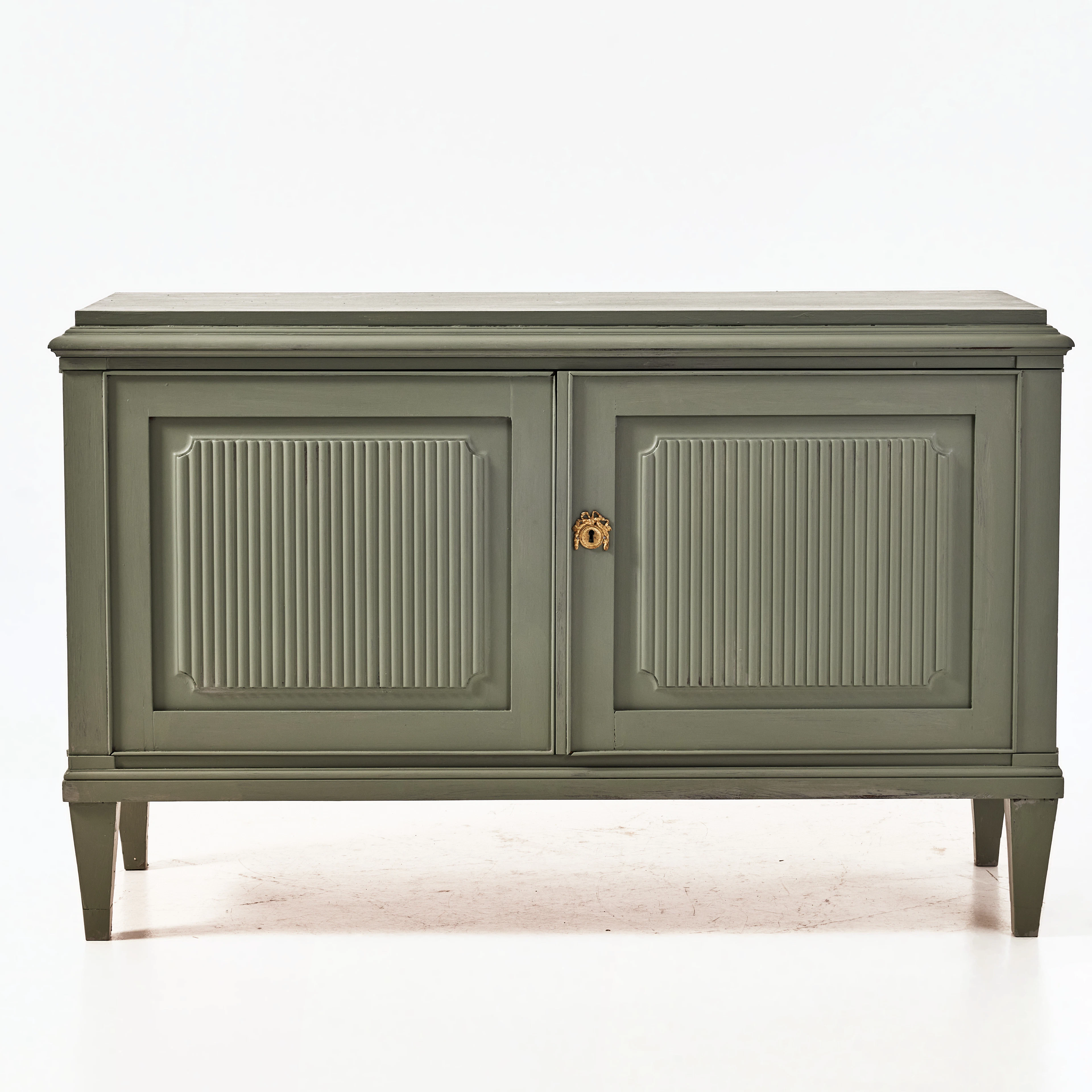 SIDEBOARD, 1900-talets första hälft, gustaviansk stil, bemålat, bronserat