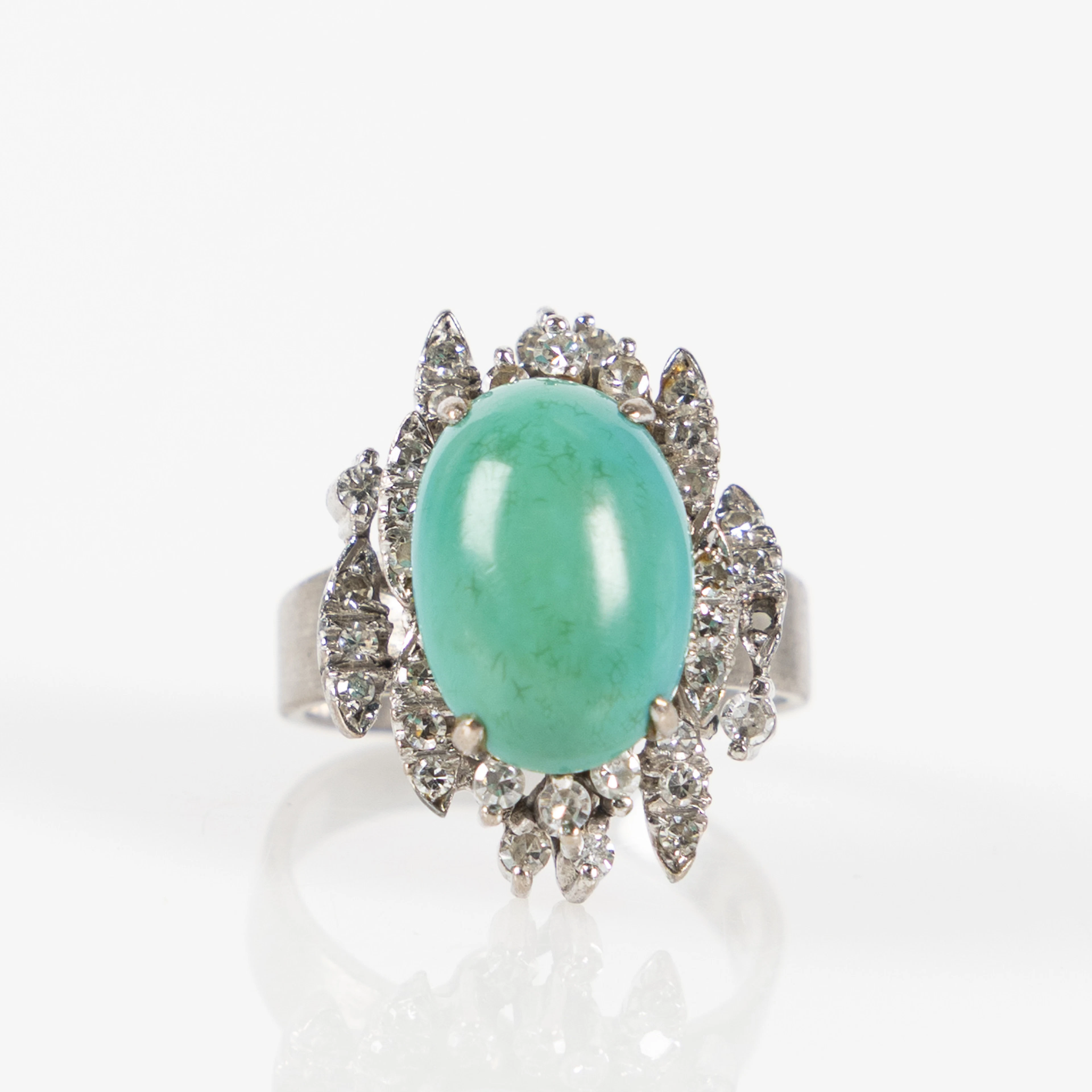 RING, 18K vitguld med cabochonslipad turkos och åttkantslipade diamanter.
