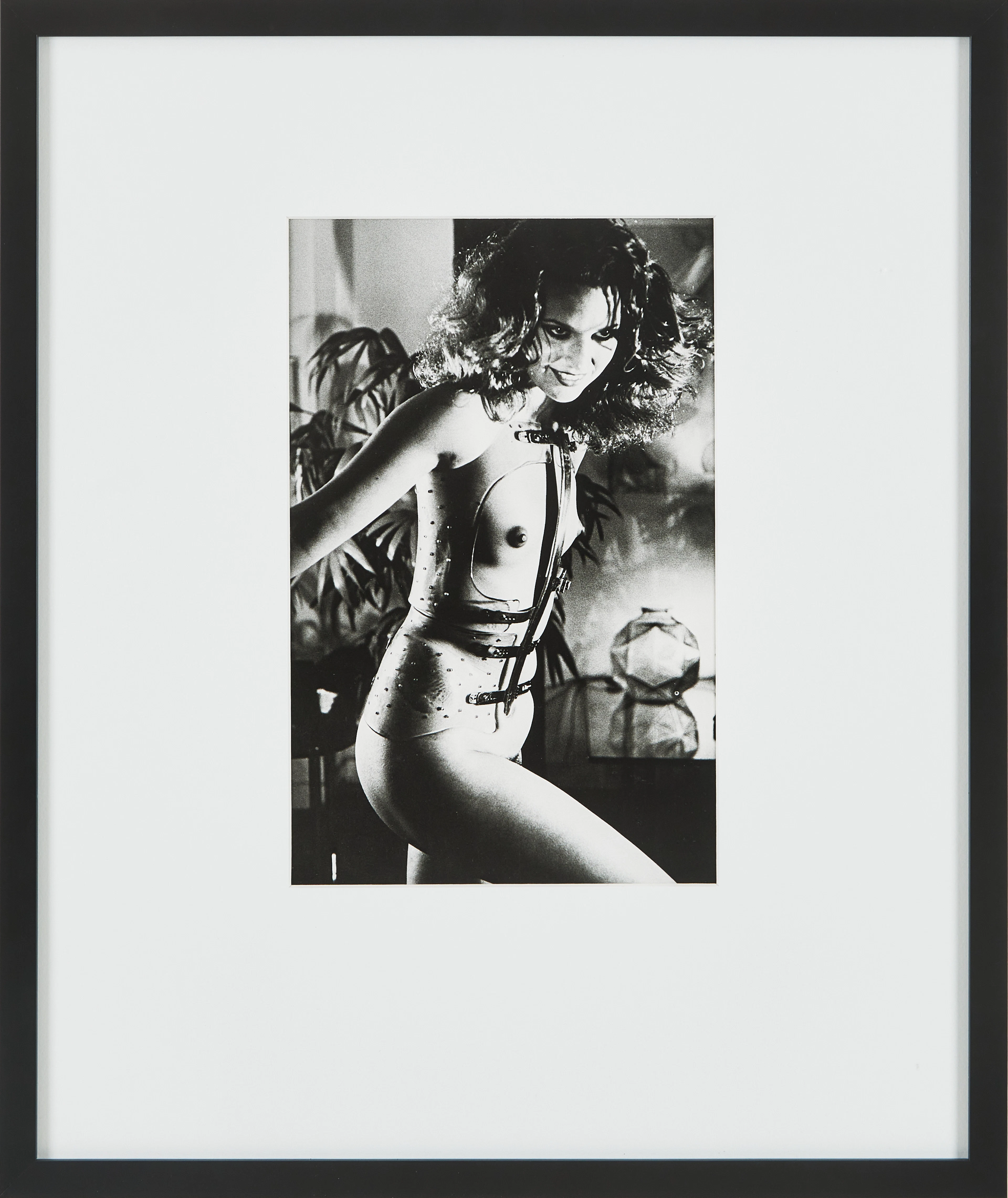 HELMUT NEWTON. Efter, "Jassara, Rue Aubriot, Paris, 1977", ur sviten